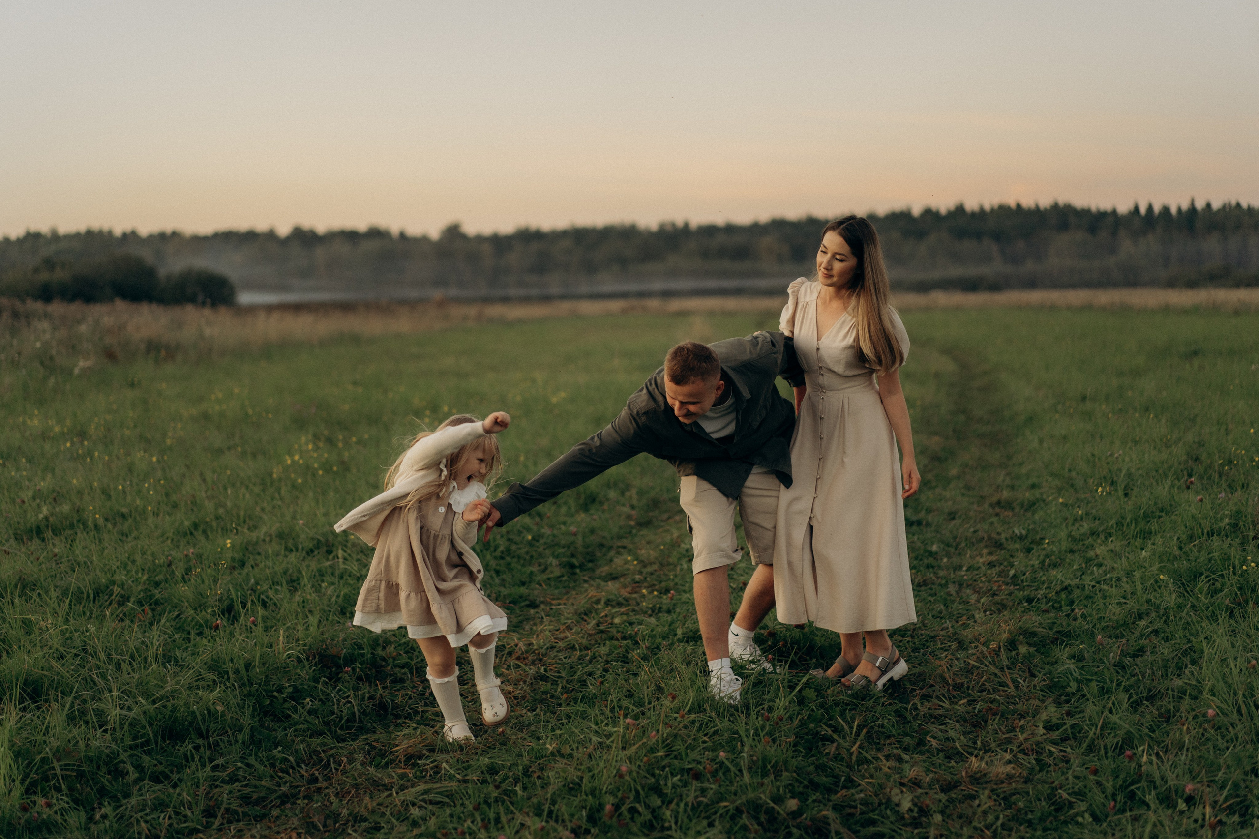 Летний вечер в поле. Семейный lifestyle фотограф в Москве Рената Рафикова