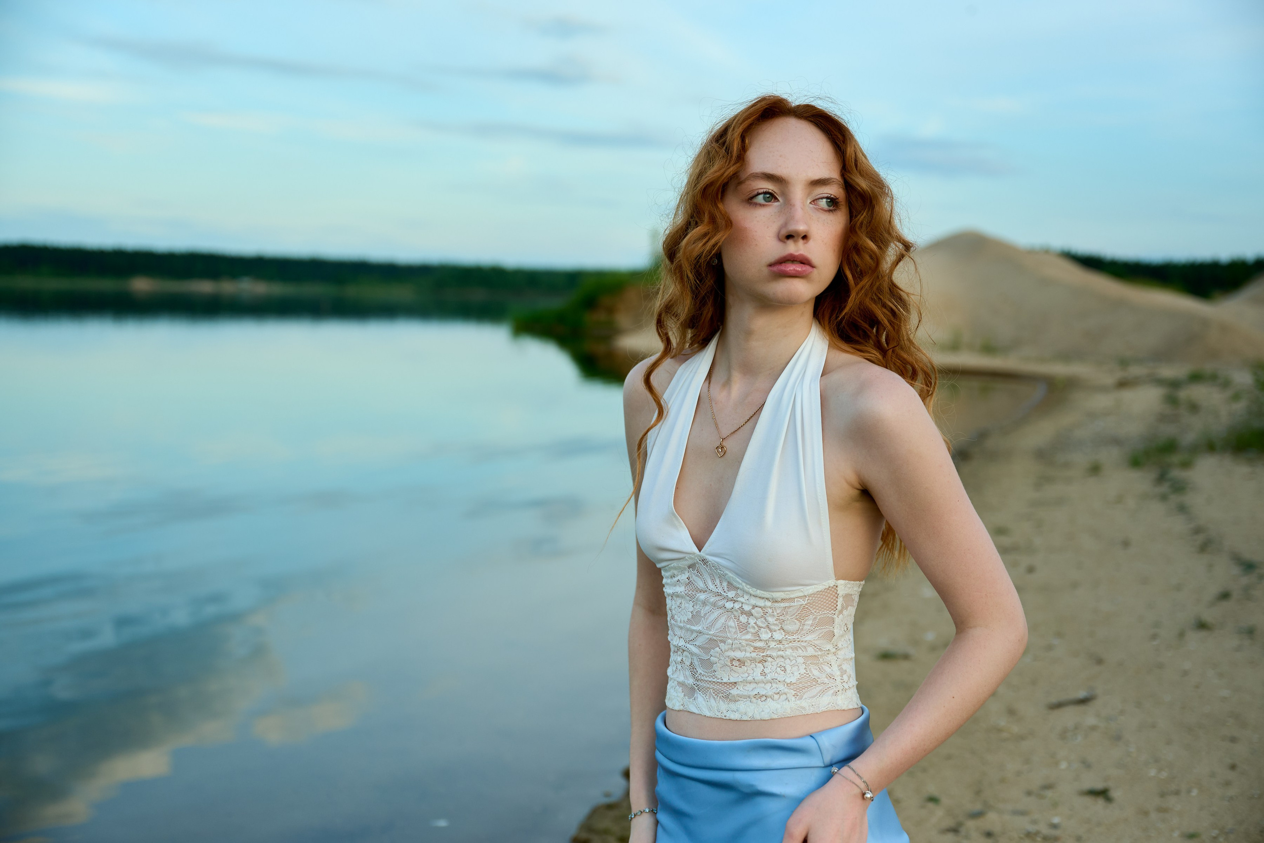 Женская фотосессия на природе в Твери — тихая съёмка в карьерах