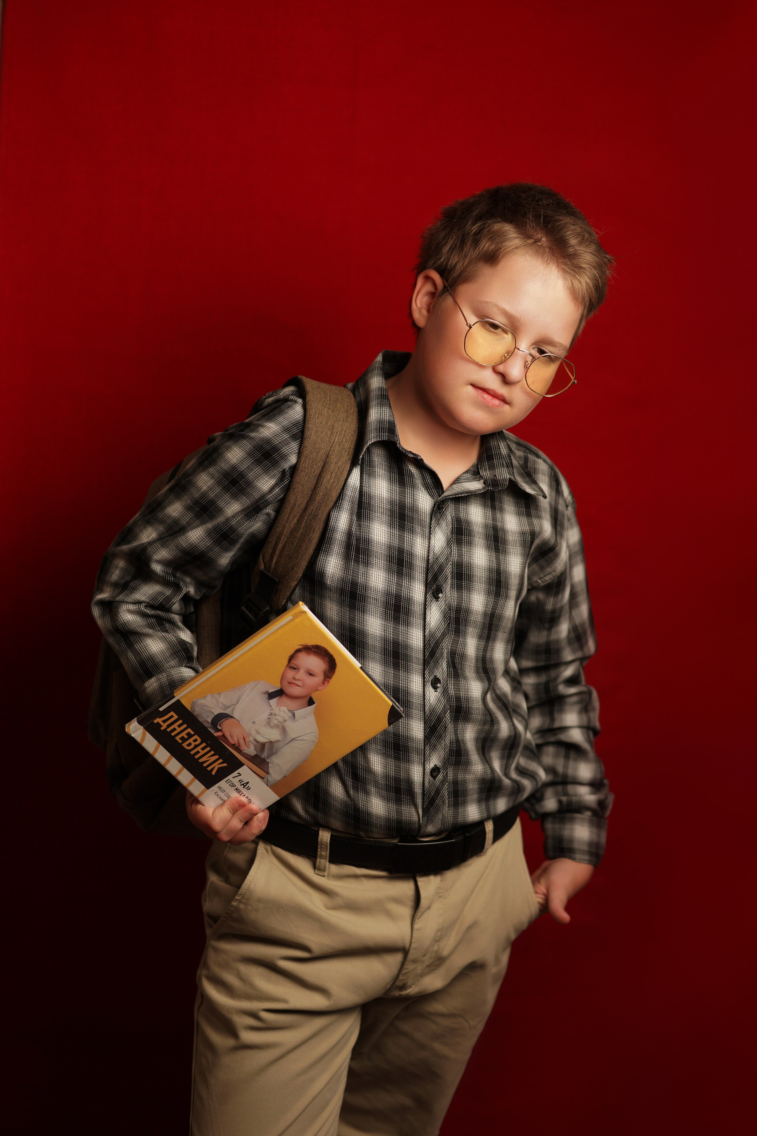 Портреты на красном фоне школа / студия. Ольга Плаксина фотограф в Саратове