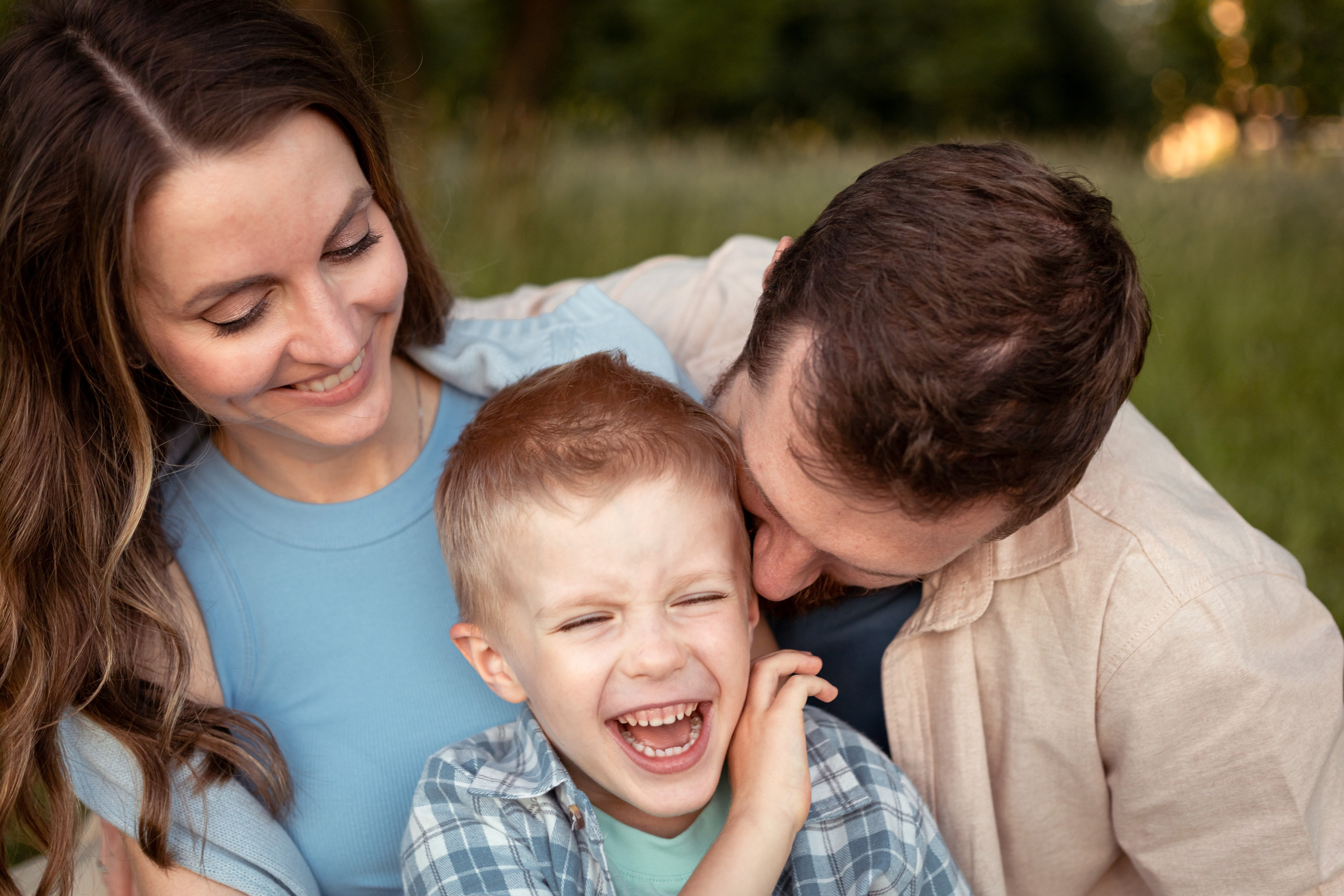семейная идиллия на прогулке в парке
