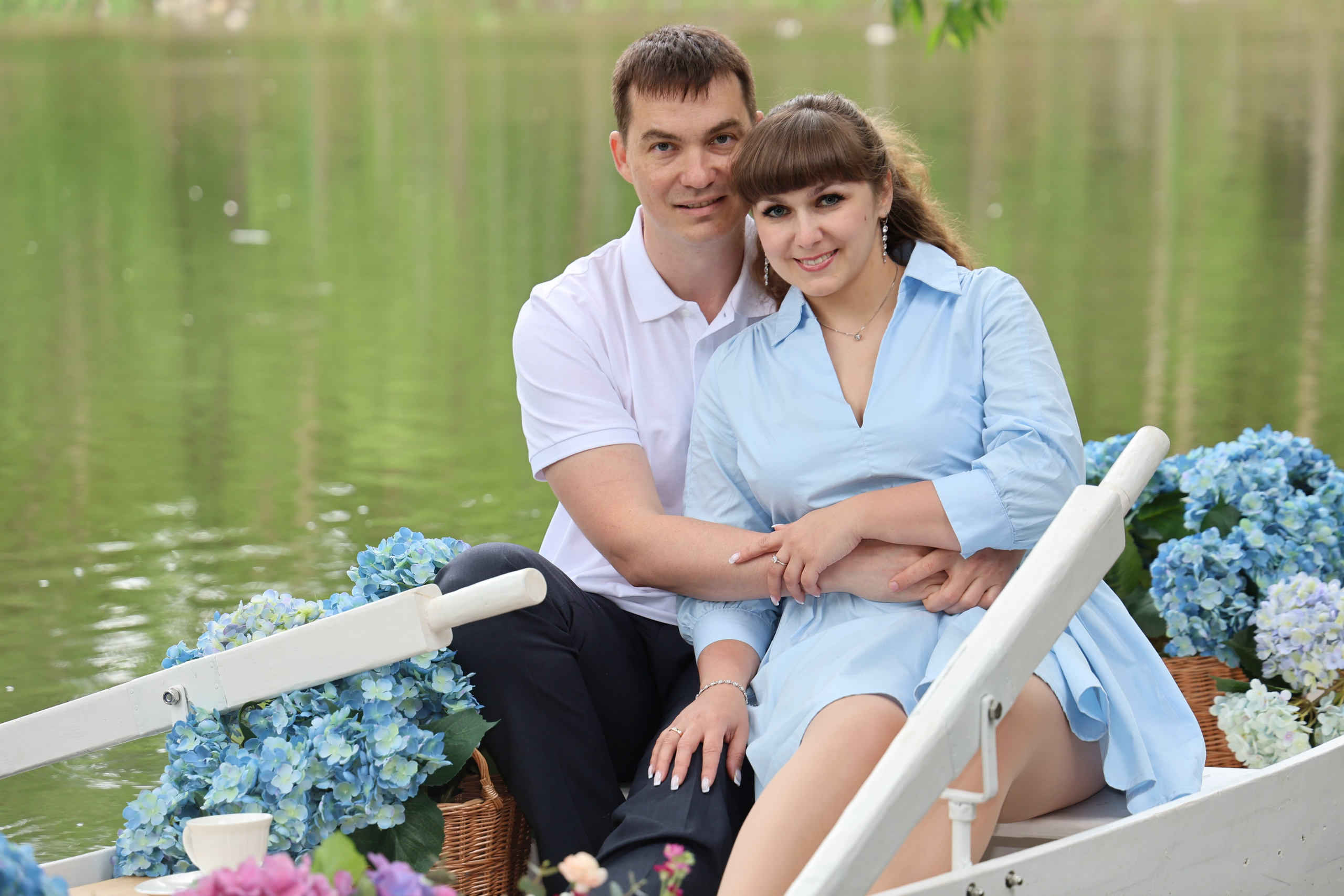 Фотосессия в лодке, лодка, озеро, платье, книга, шляпа, зонт, перчатки, весла, лето. Свадебный, семейный, женский и детский фотограф из Екатеринбурга