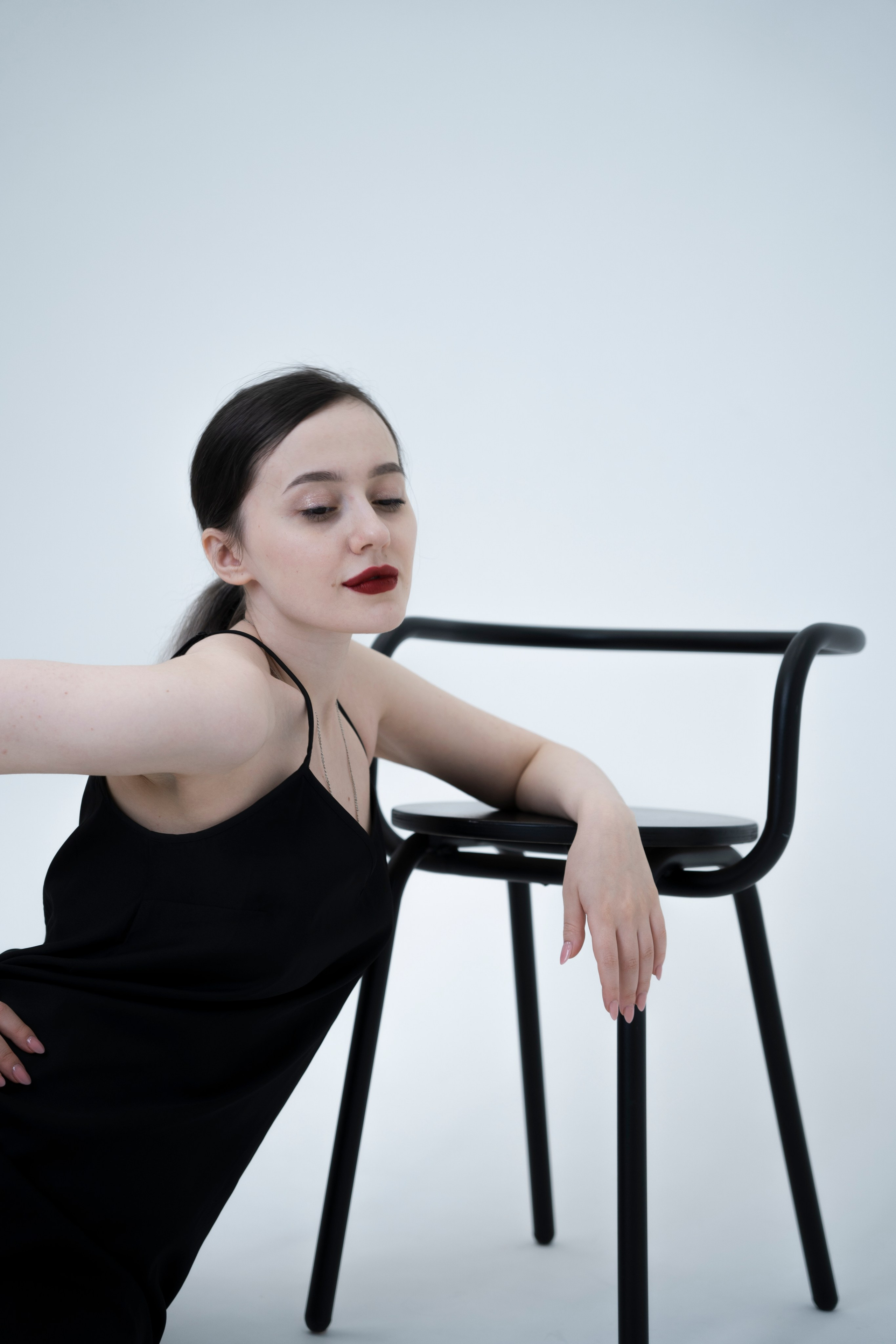 ДЕВОЧКА НА ШАРЕ. Главная