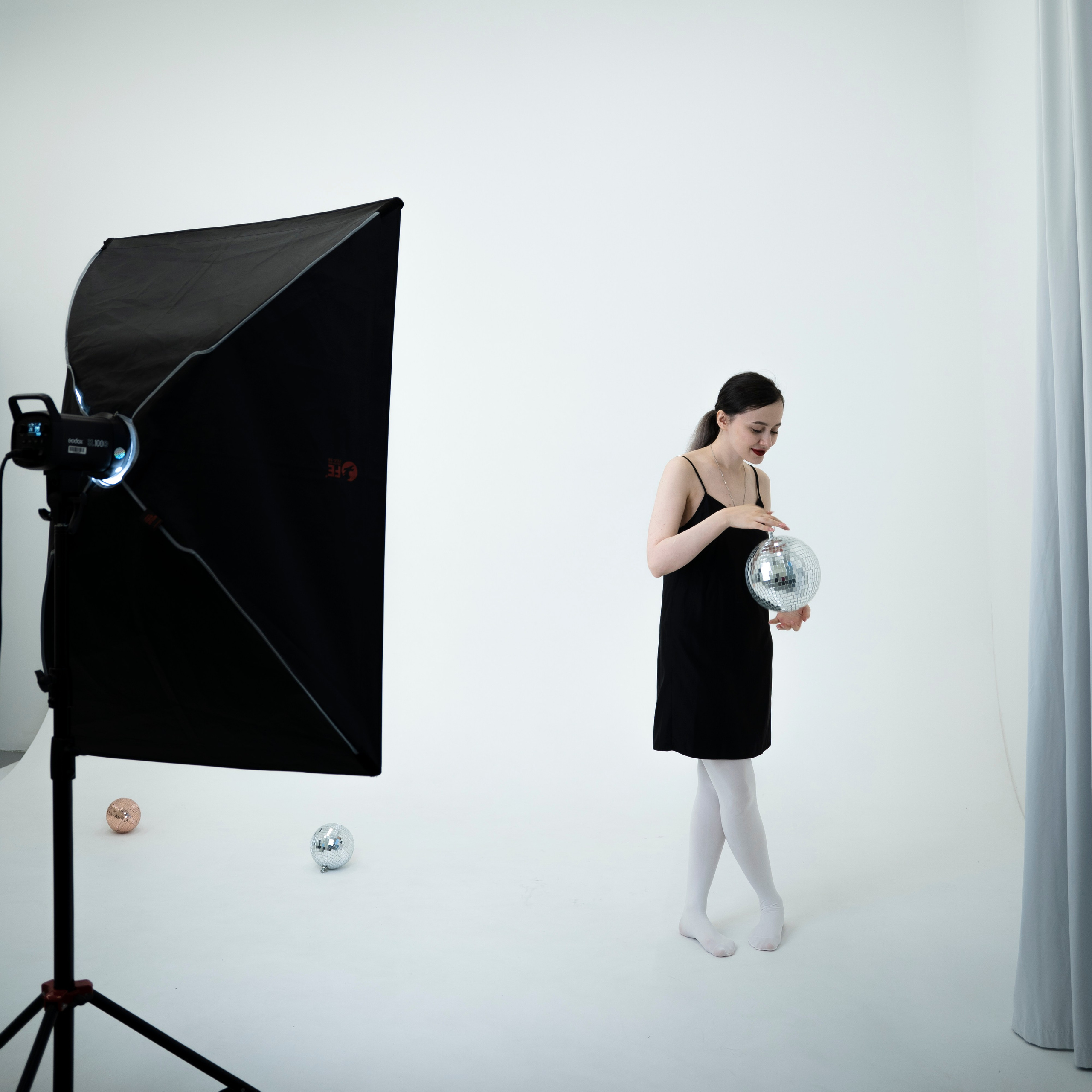 ДЕВОЧКА НА ШАРЕ. Главная