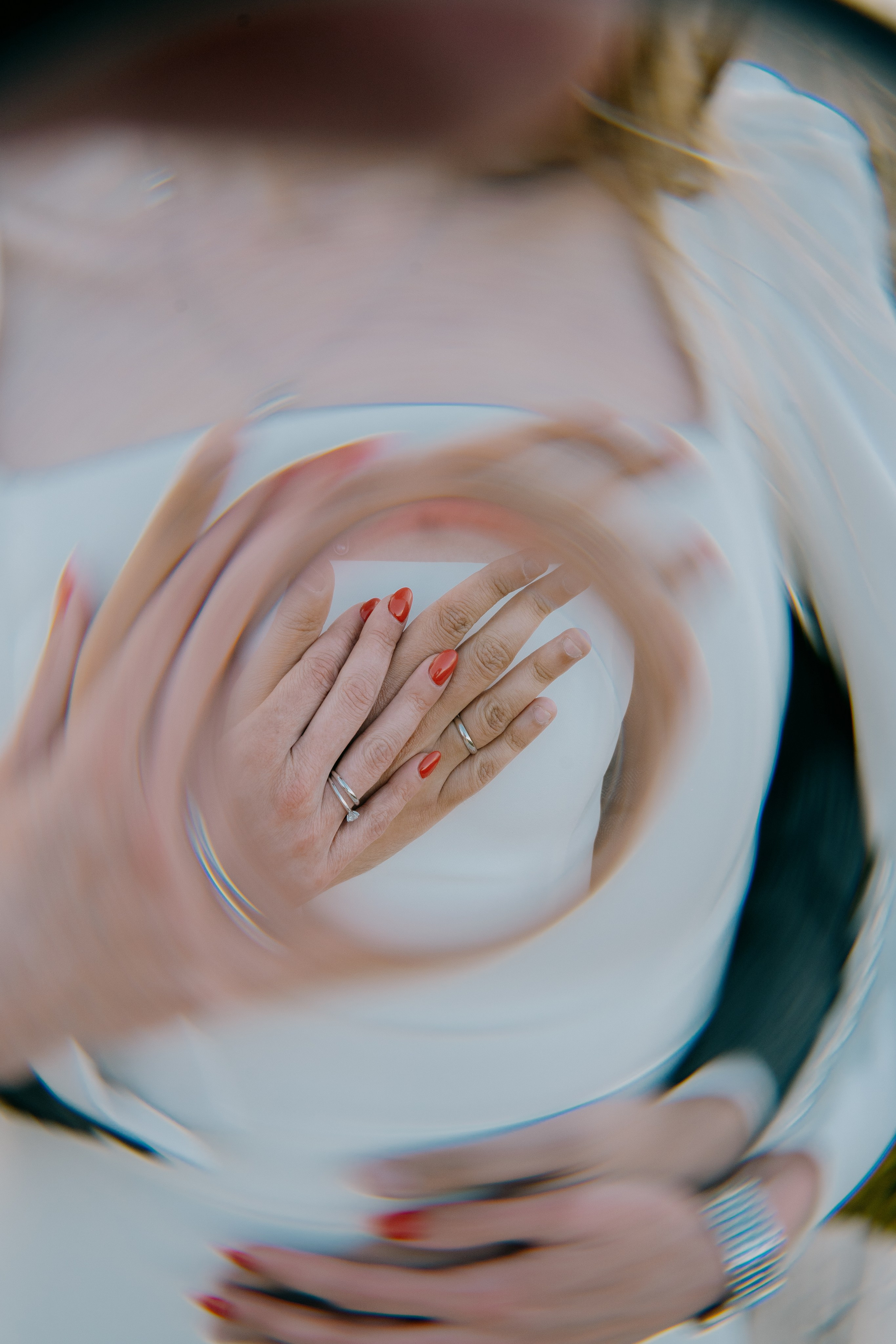 Деталь снимка молодожен в виде руки 