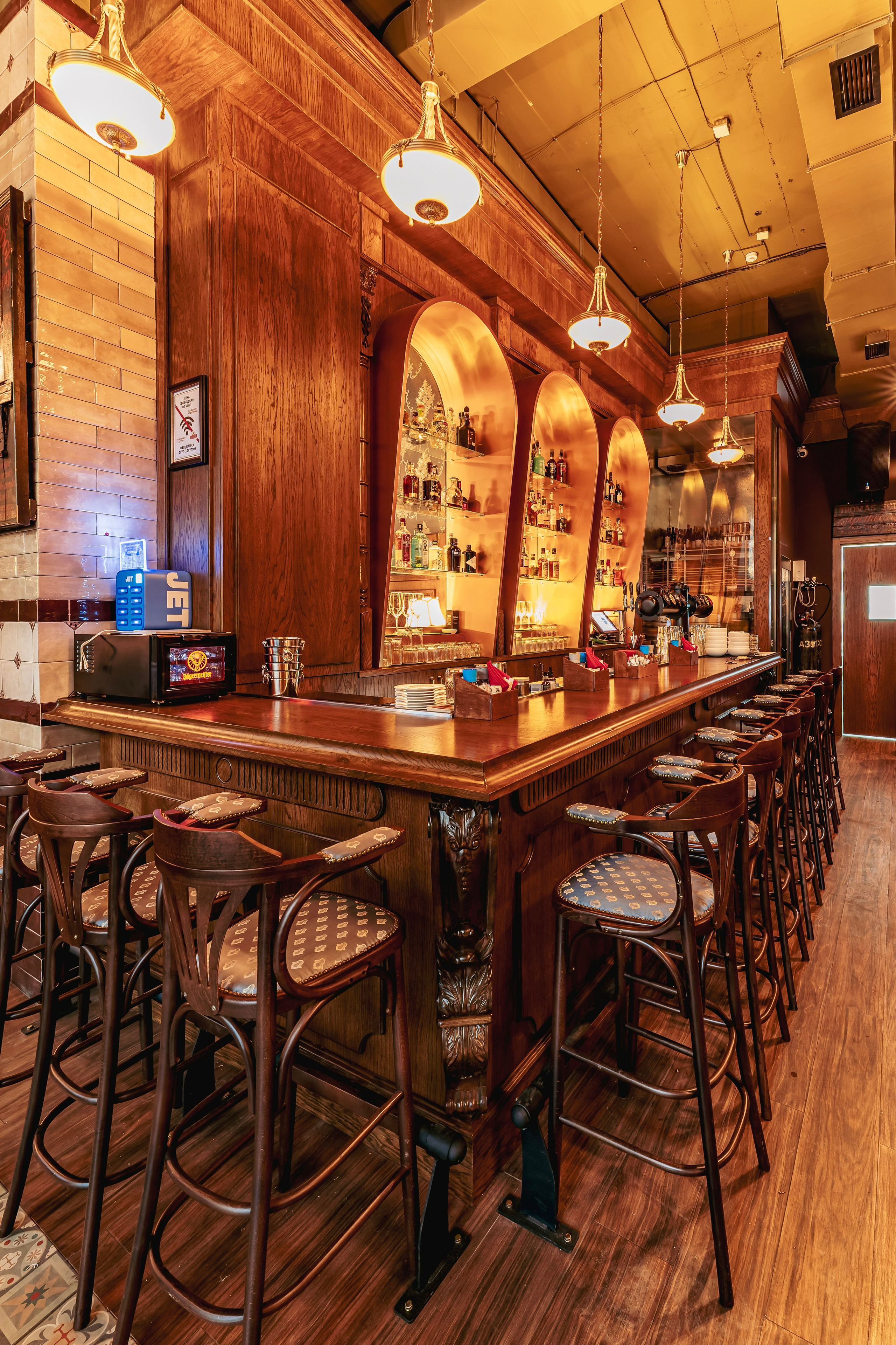 Алматы, Fuller's 4you — камерный паб в верхней части города, апрель 2025. Интерьерный фотограф Алматы