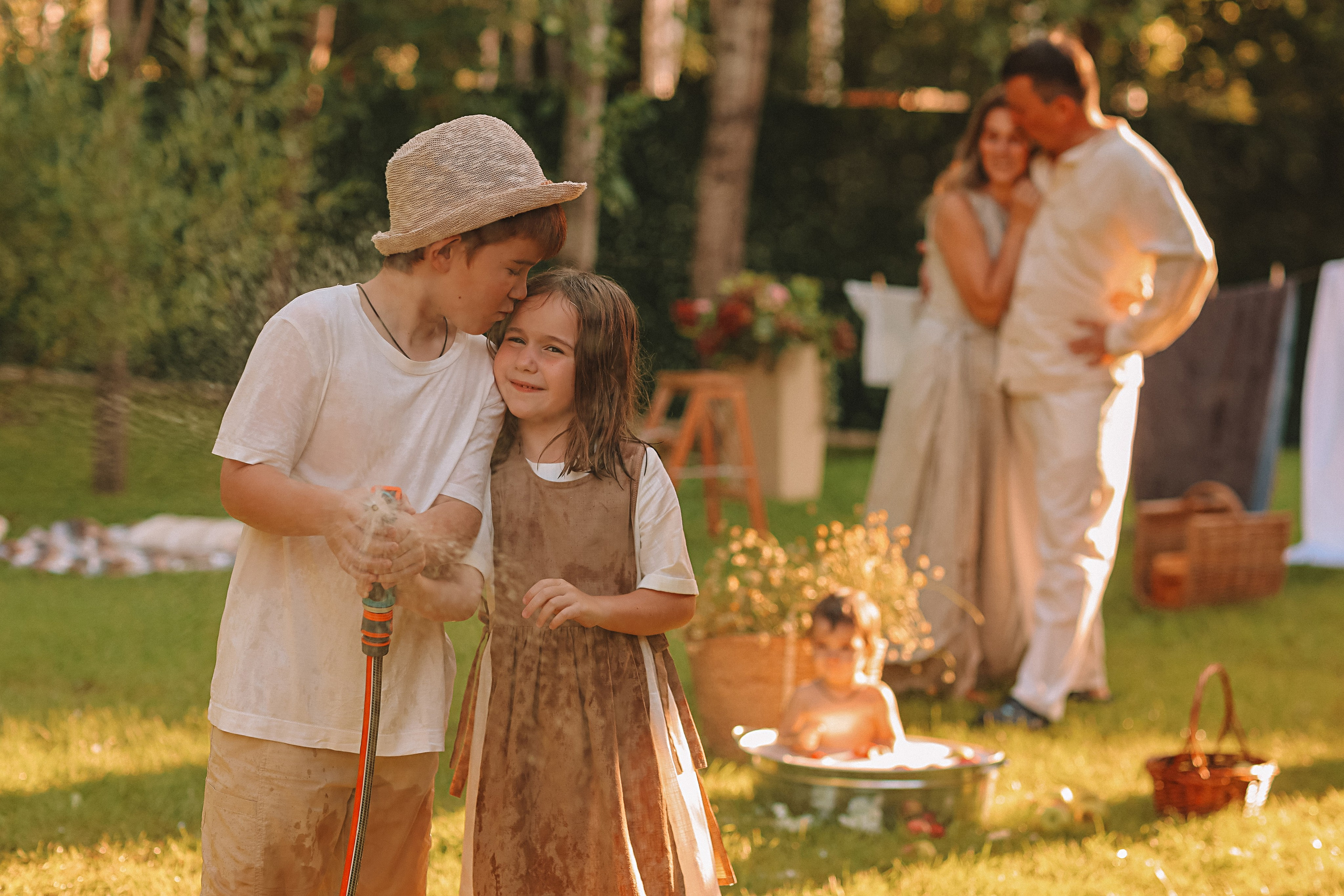 Стирка у дома. Семейный фотограф Тюмень, фотограф на роды Салмина Мария
