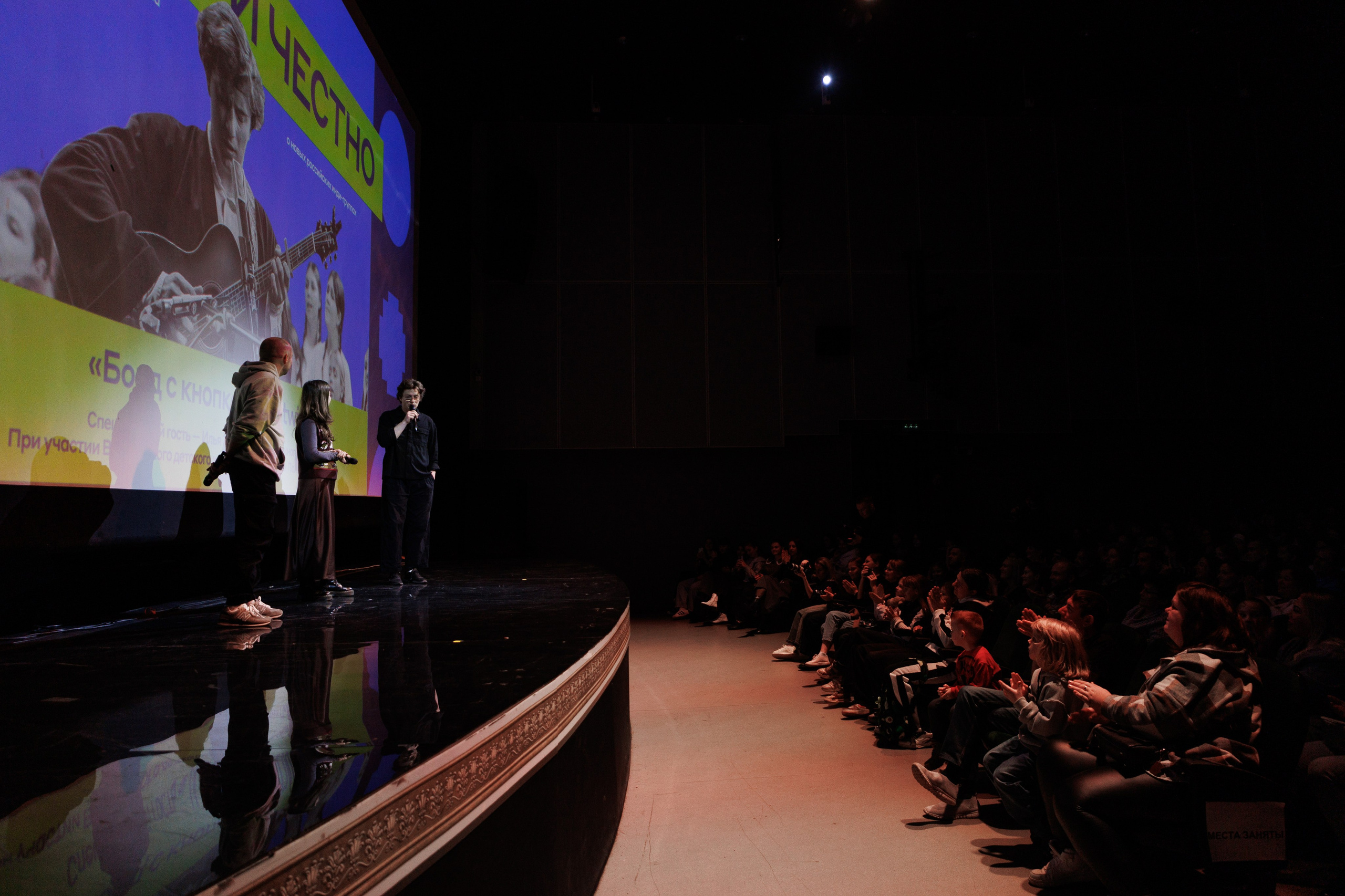 Выксунская премьера «Громко и Честно. Бонд с кнопкой». Фотограф городских и семейных событий Артем Карпухин