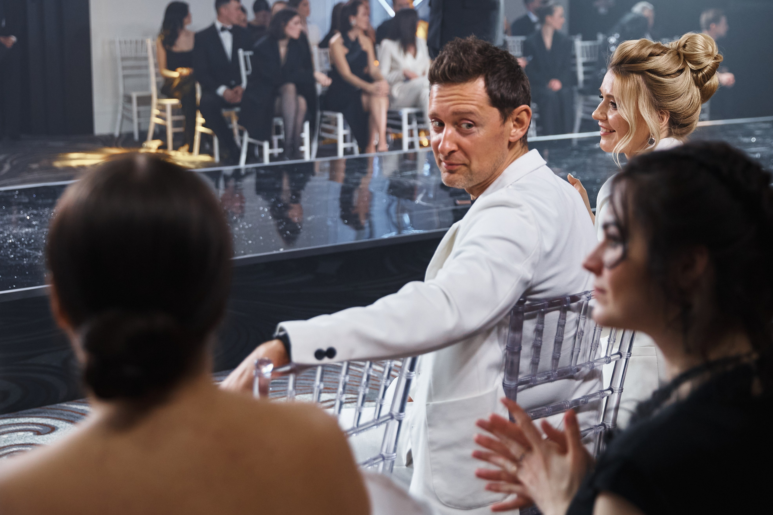 Гости мероприятия обсуждают происходящее