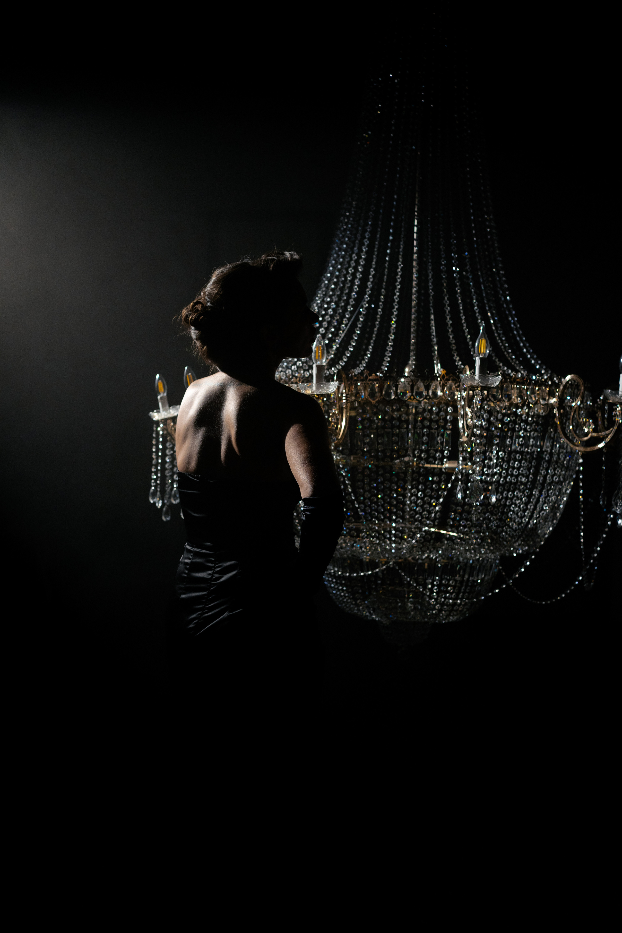 Алена с люстрой. Елена Чернега свадебный и коммерческий фотограф