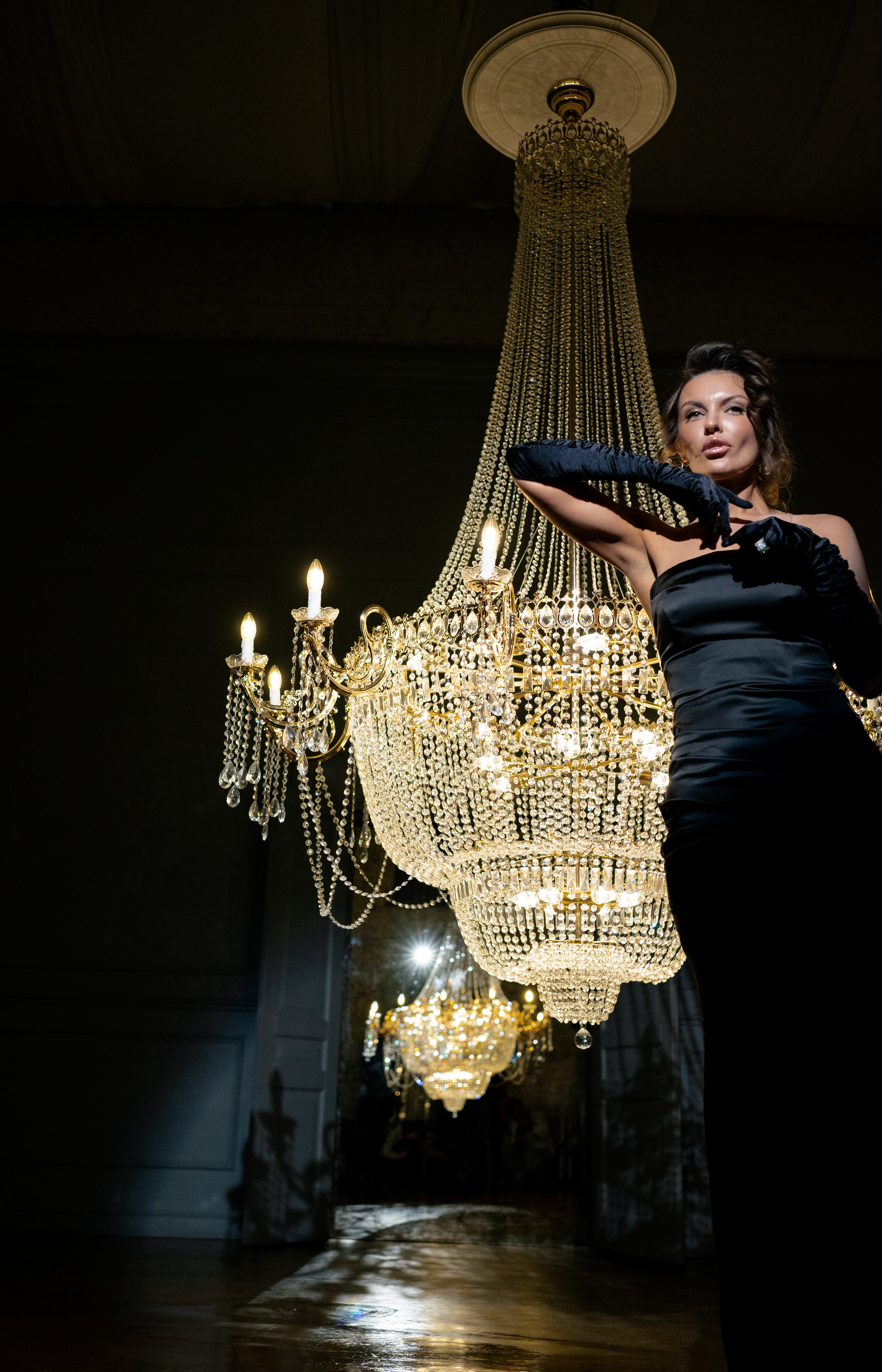 Алена с люстрой. Елена Чернега свадебный и коммерческий фотограф