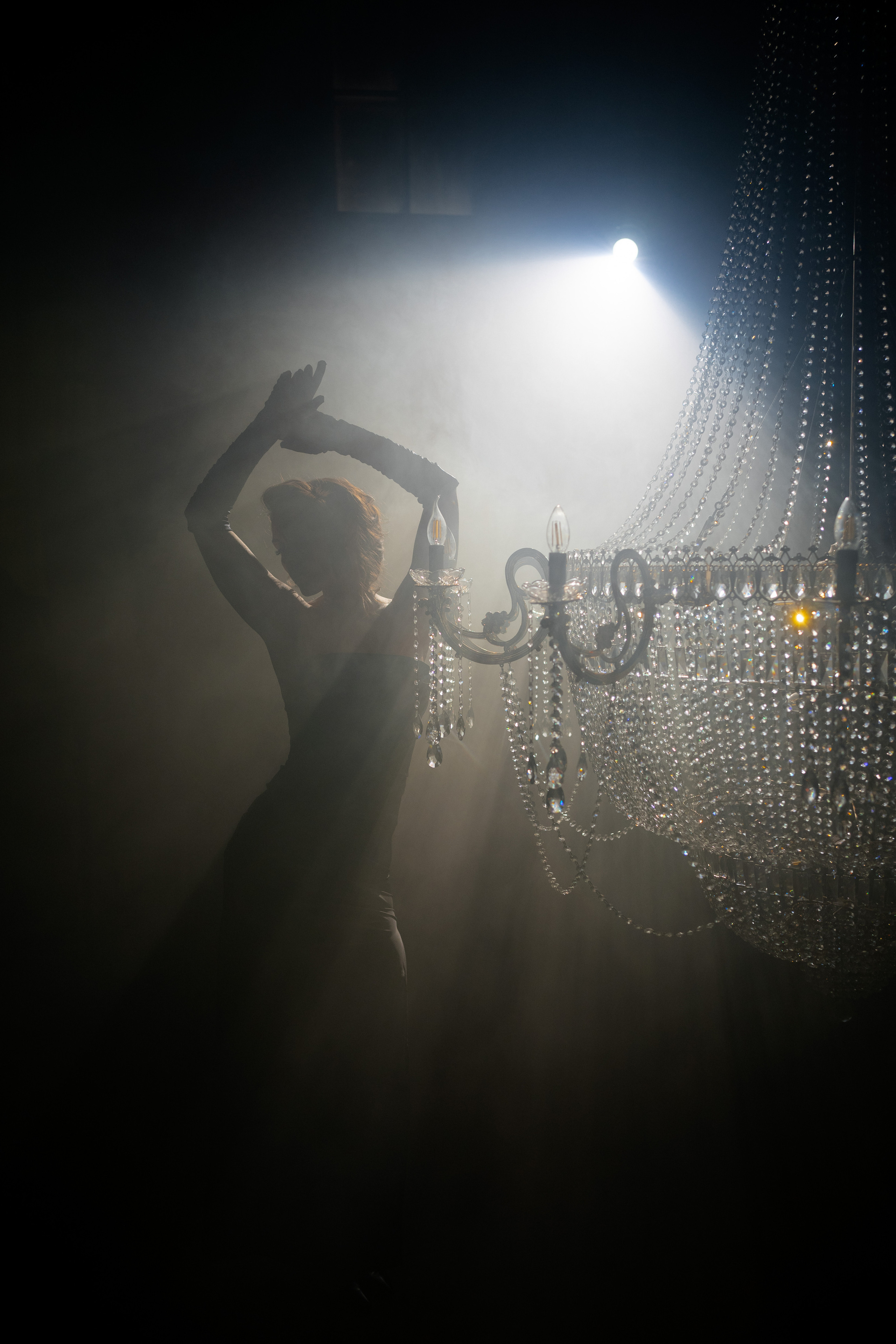 Алена с люстрой. Елена Чернега свадебный и коммерческий фотограф