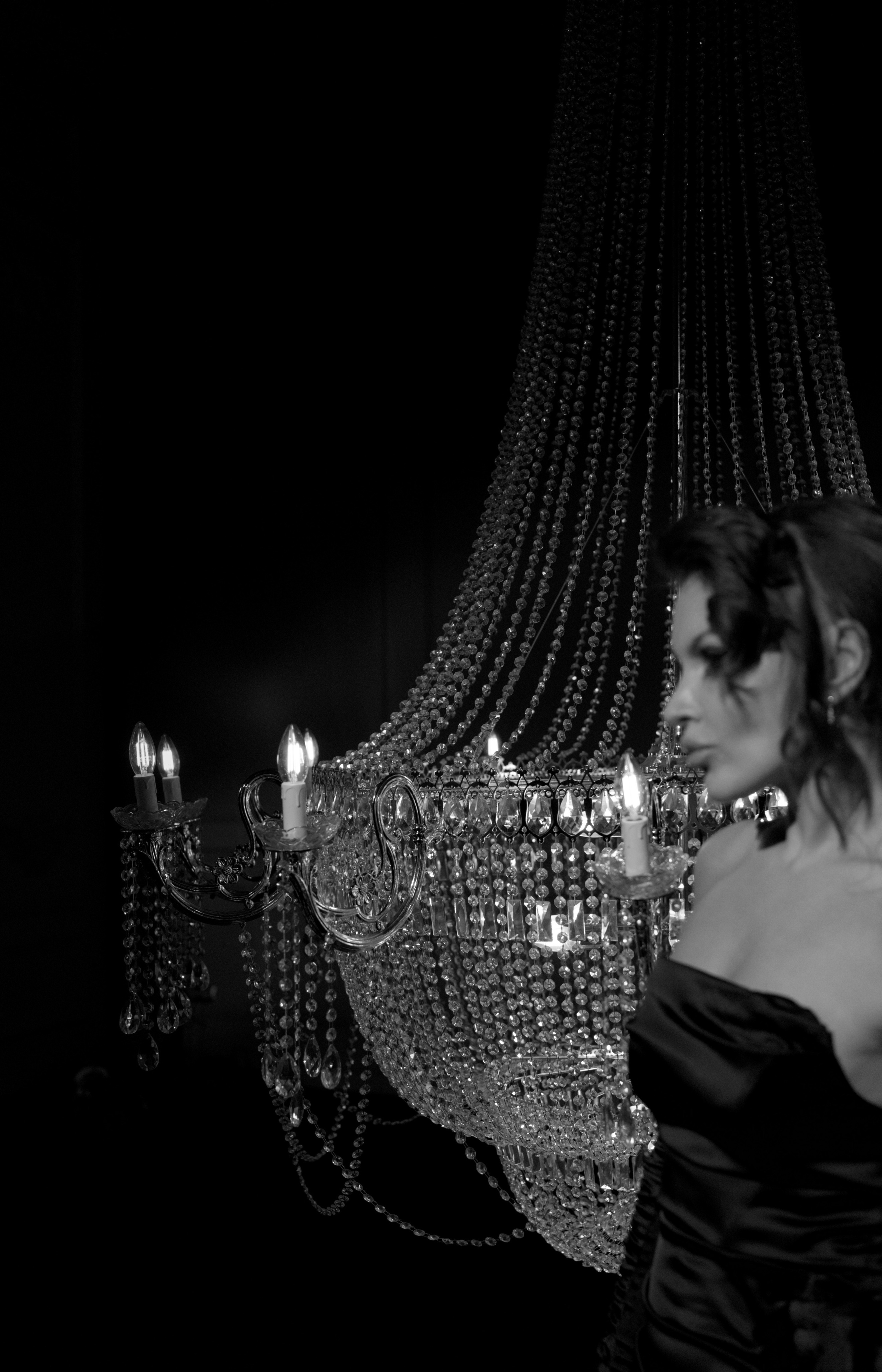 Алена с люстрой. Елена Чернега свадебный и коммерческий фотограф