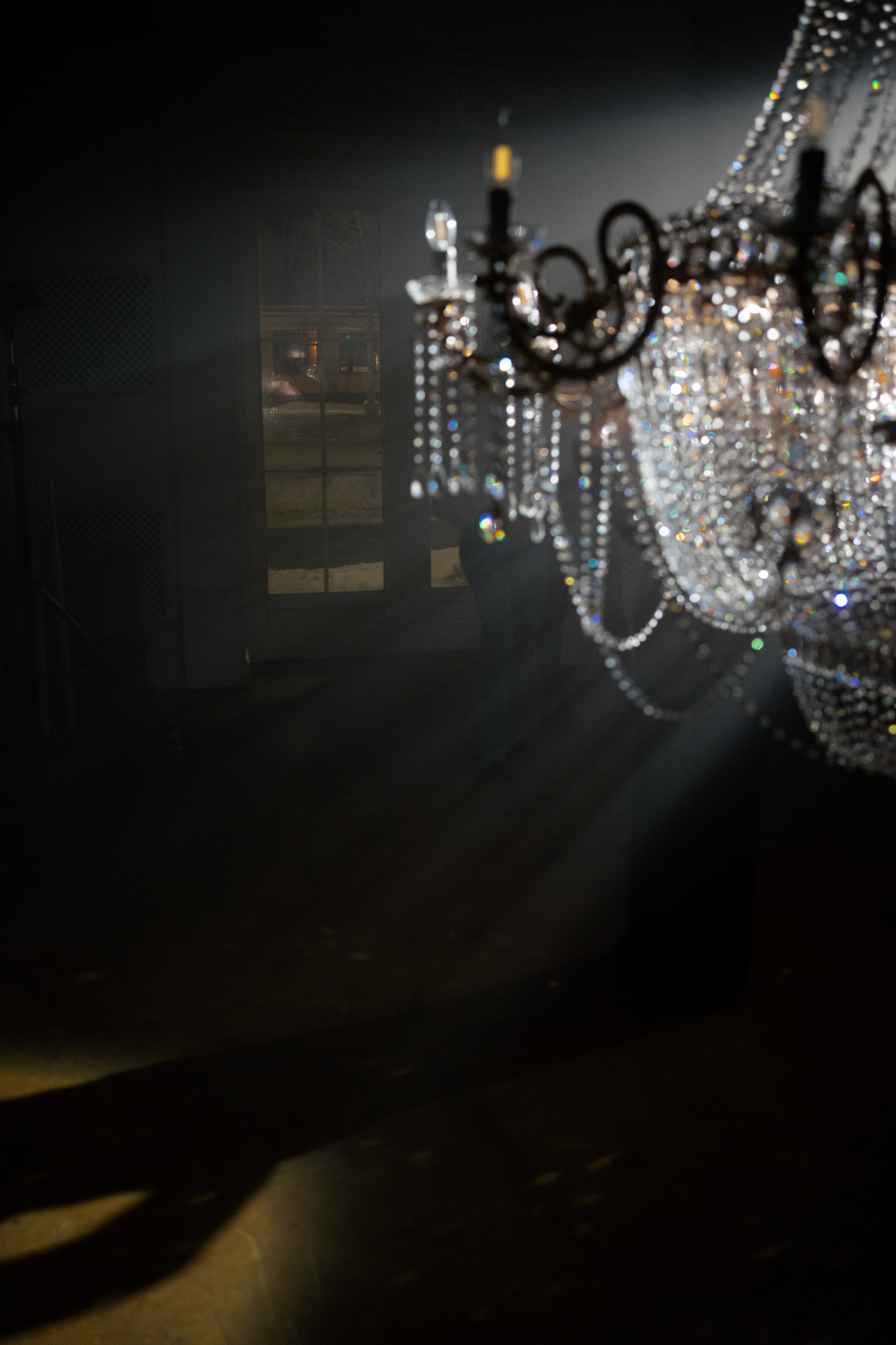 Алена с люстрой. Елена Чернега свадебный и коммерческий фотограф