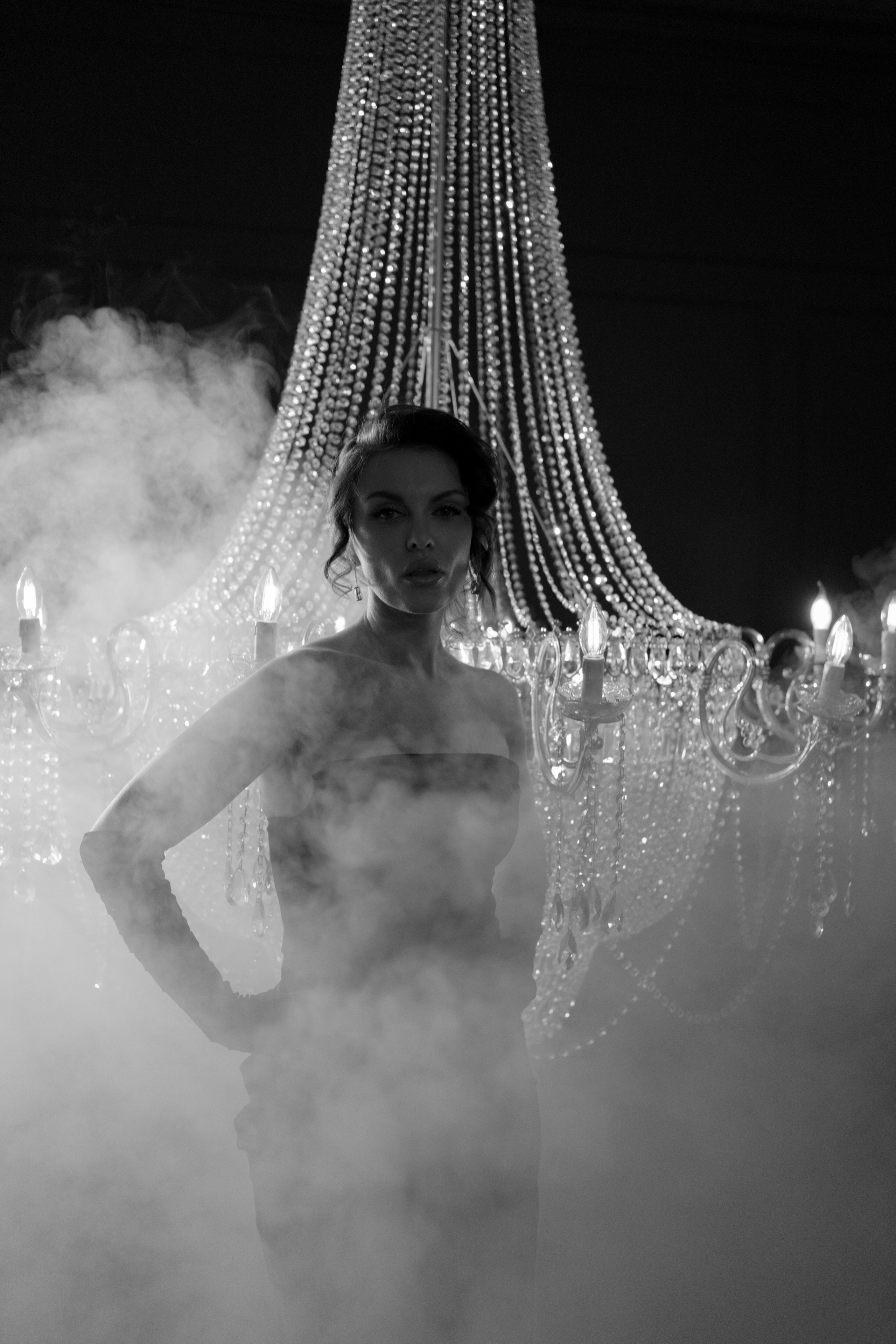 Алена с люстрой. Елена Чернега свадебный и коммерческий фотограф