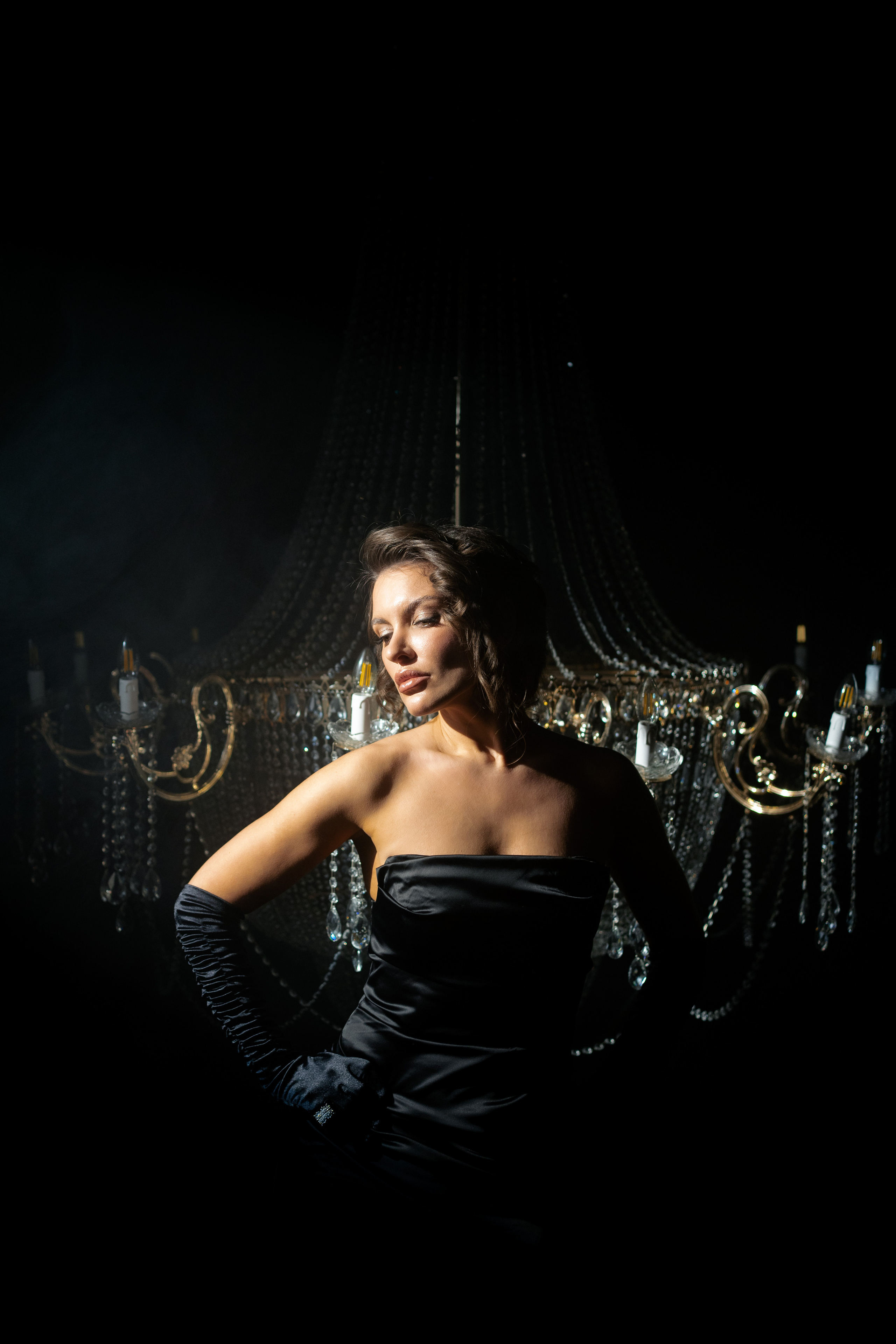 Алена с люстрой. Елена Чернега свадебный и коммерческий фотограф