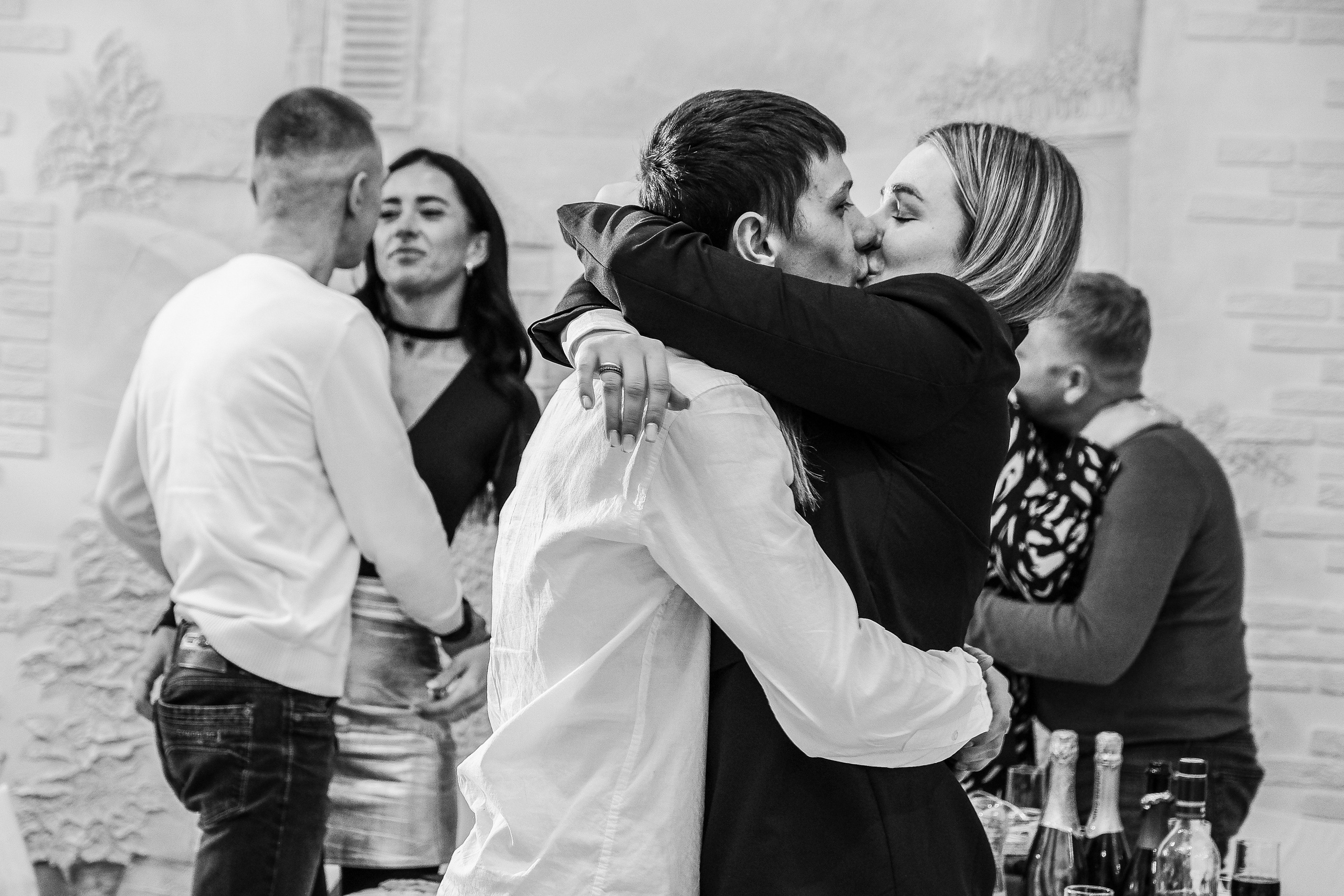 Поцелуй на свадьбе гости целуются