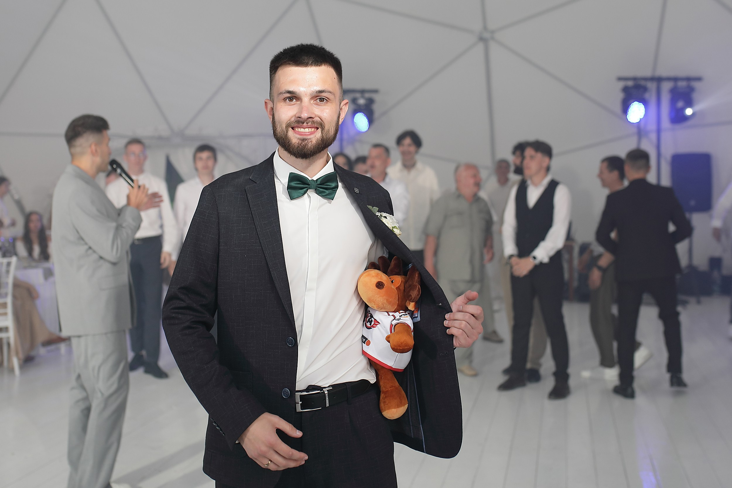 жених кидает бутоньерку игрушку