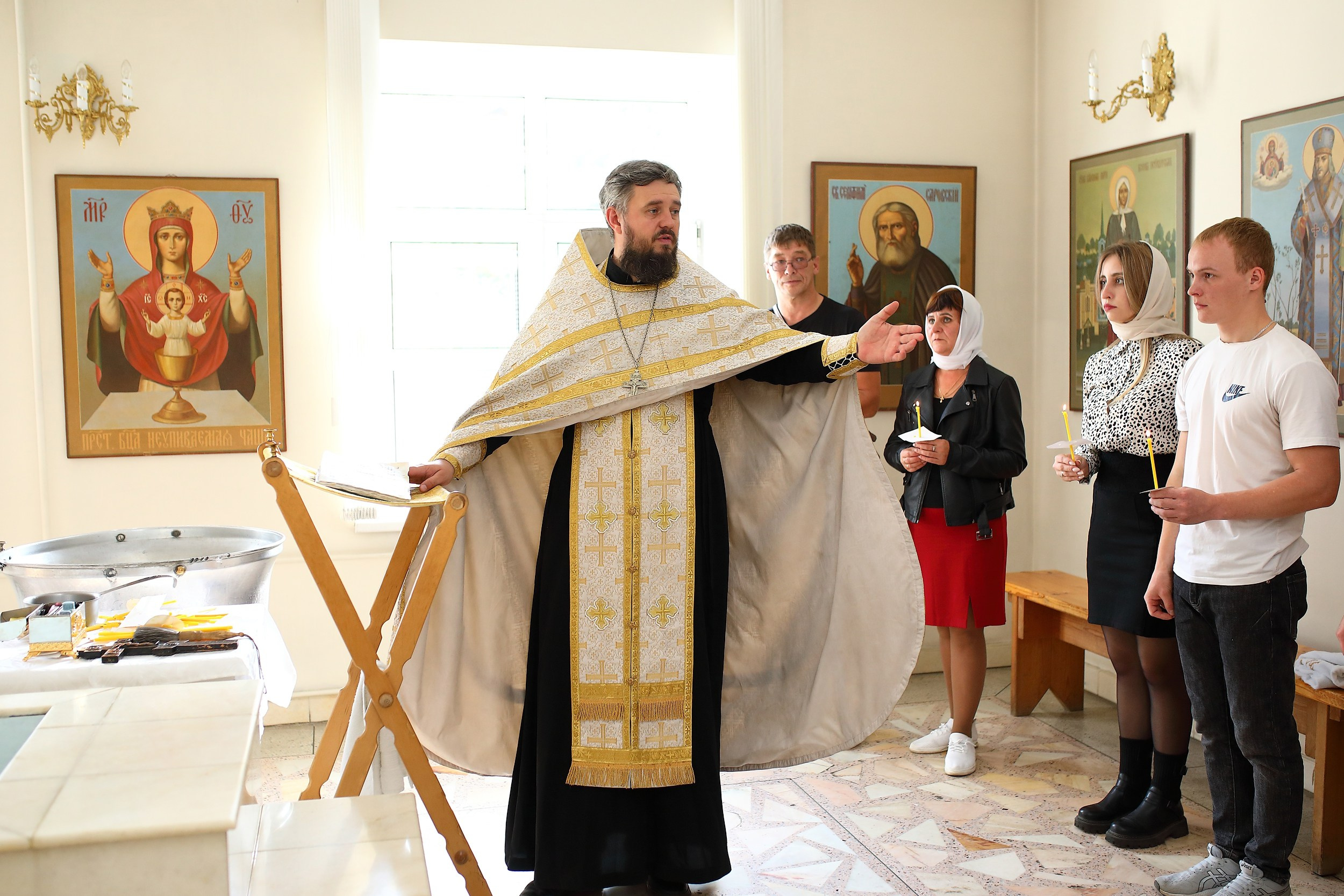 фотосессия крещение в храме священник молится