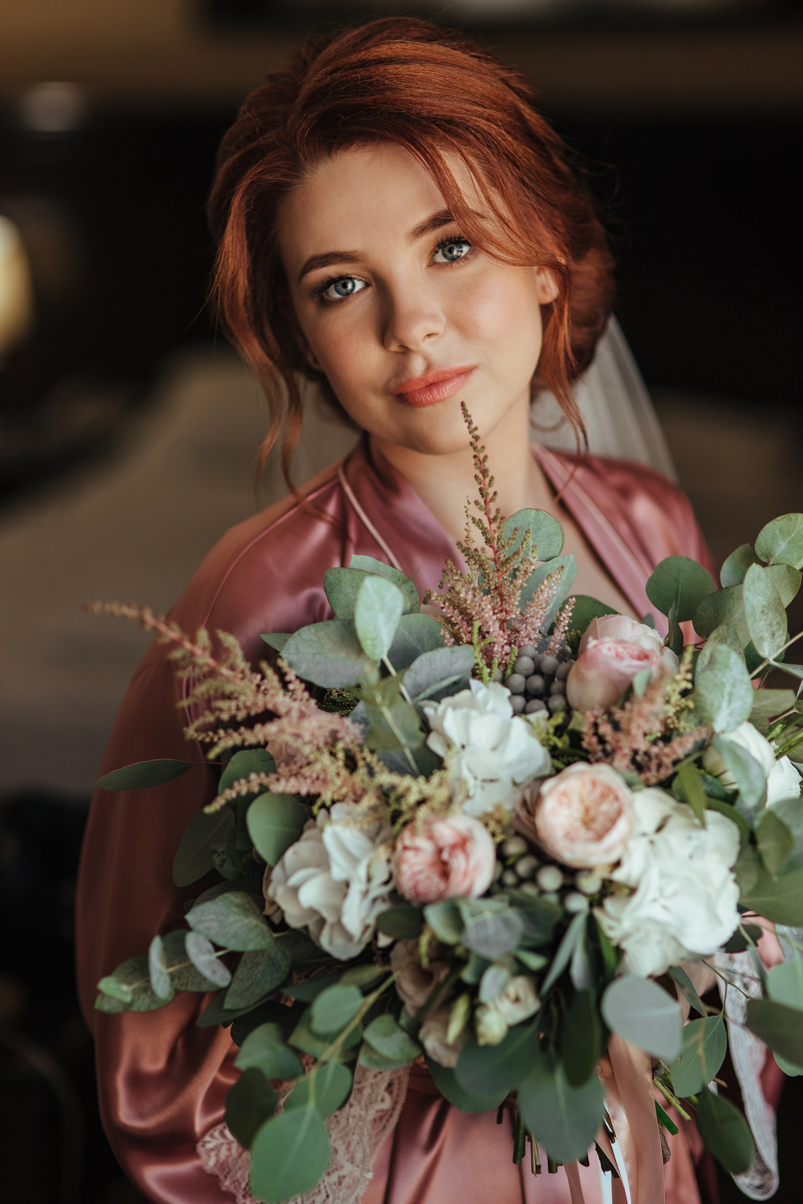 Портрет рыжей невесты с букетом