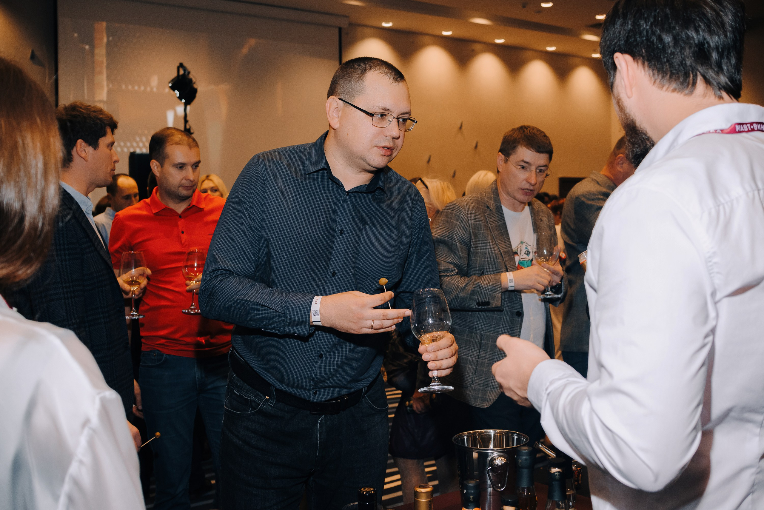 ФЕСТИВАЛЬ ВИНА И КРЕПКИХ НАПИТКОВ МАВТ-ВИНОТЕКА. Репортажный фотограф Зуев Роман г. Челябинск