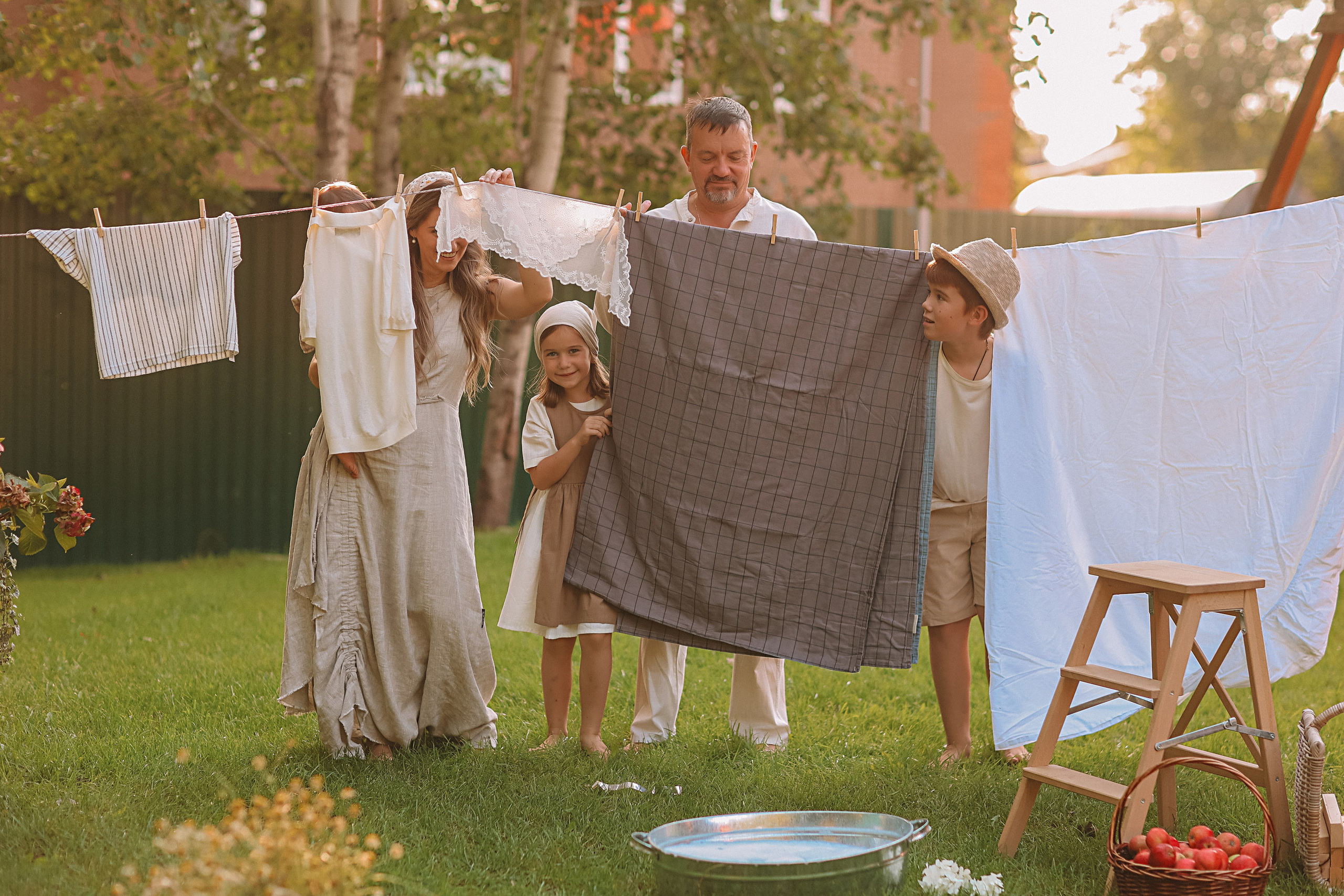 Стирка у дома. Семейный фотограф Тюмень, фотограф на роды Салмина Мария