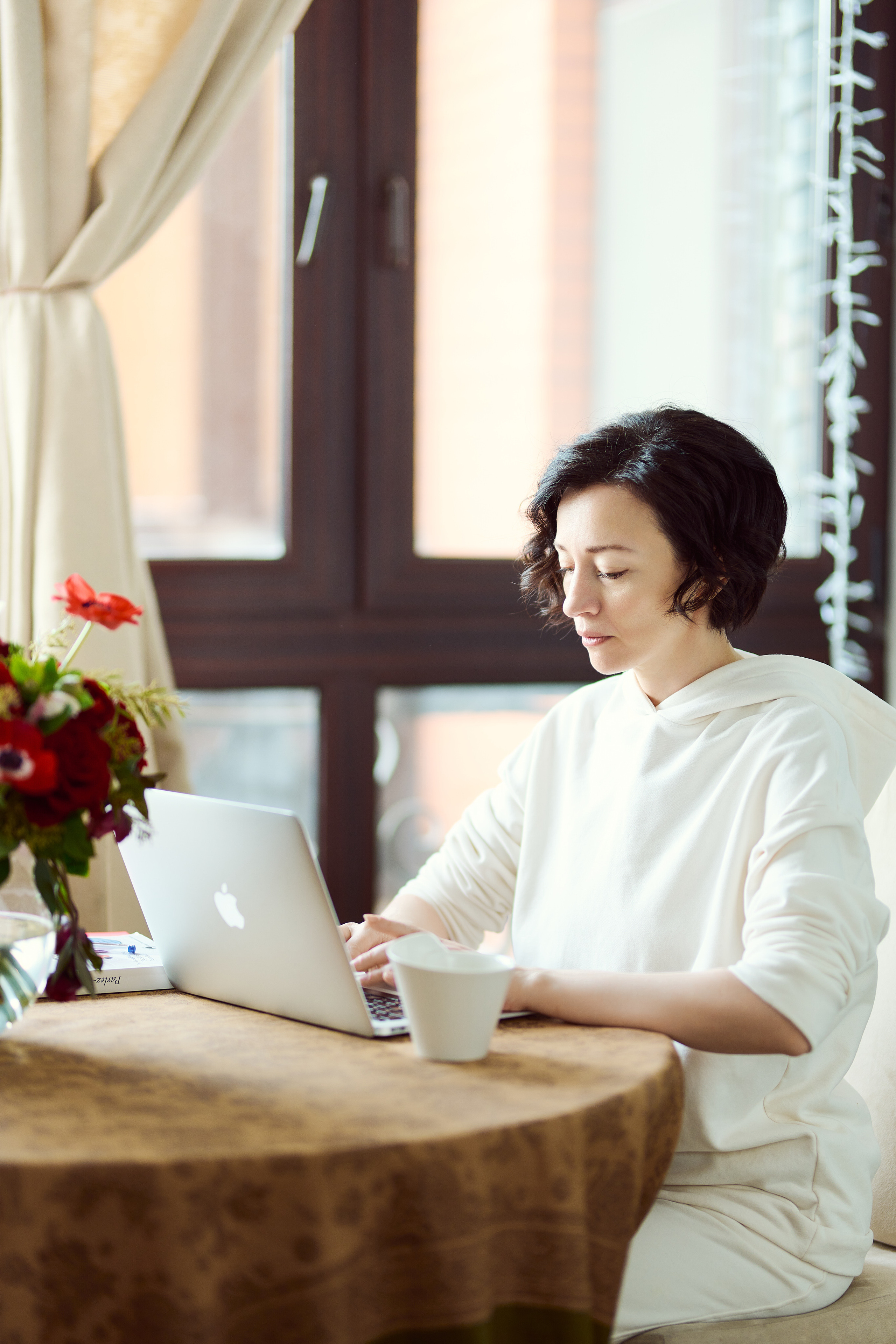 Деловой портрет в домашней обстановке. Флористическая, интерьерная и портретная съемка в Москве и Европе