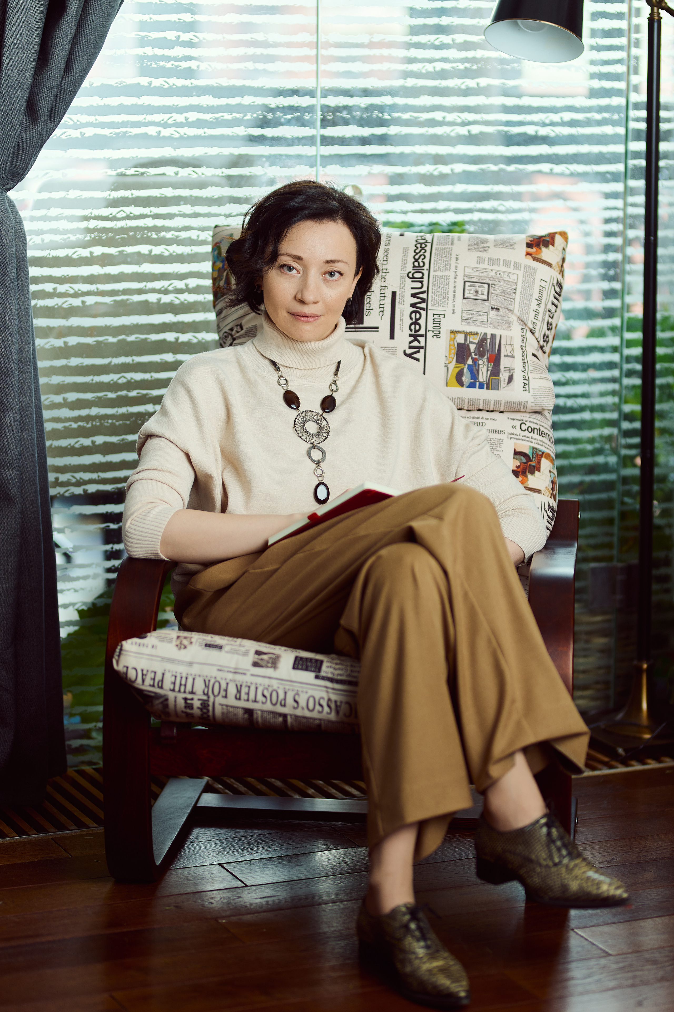 Деловой портрет в домашней обстановке. Флористическая, интерьерная и портретная съемка в Москве и Европе