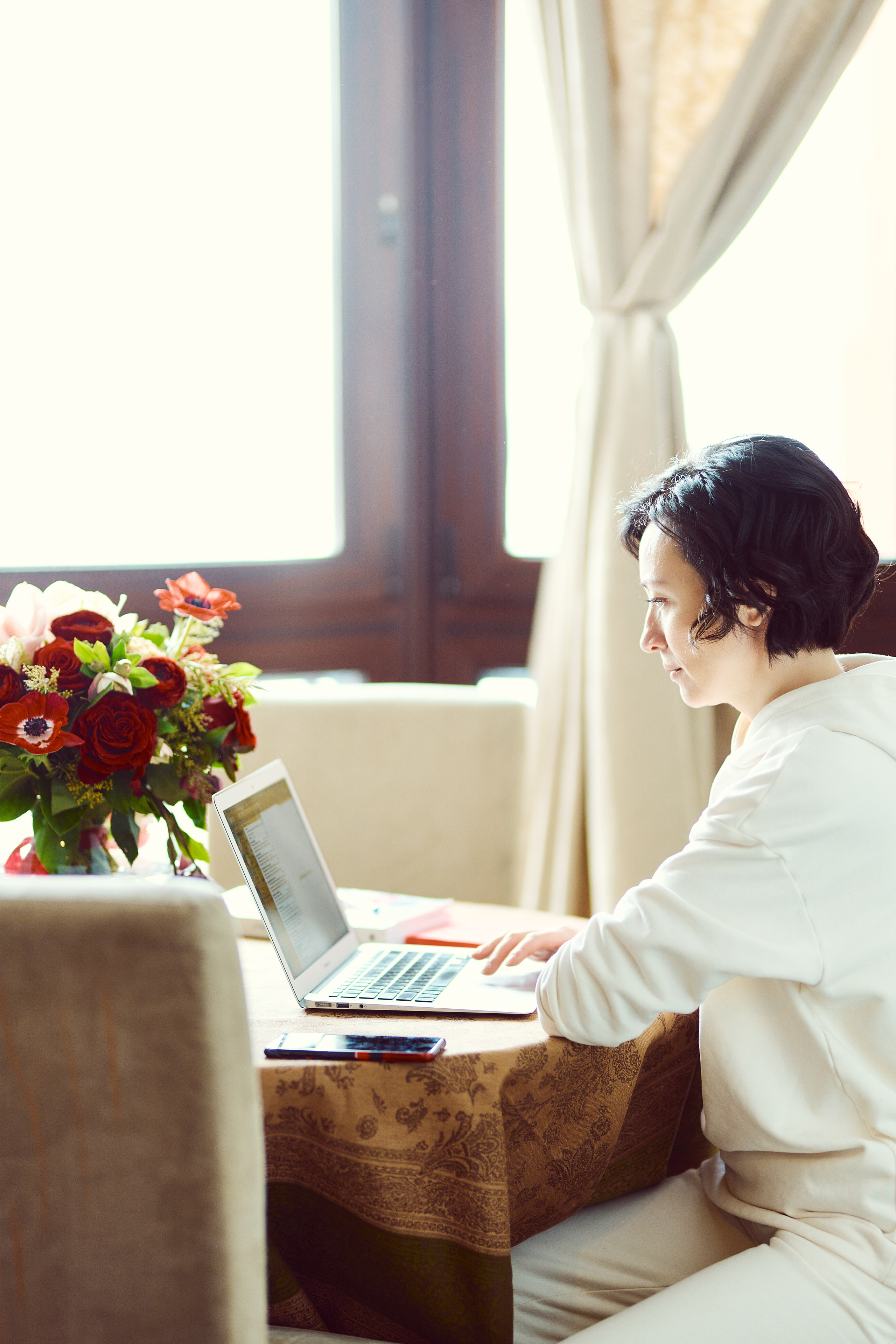 Деловой портрет в домашней обстановке. Флористическая, интерьерная и портретная съемка в Москве и Европе