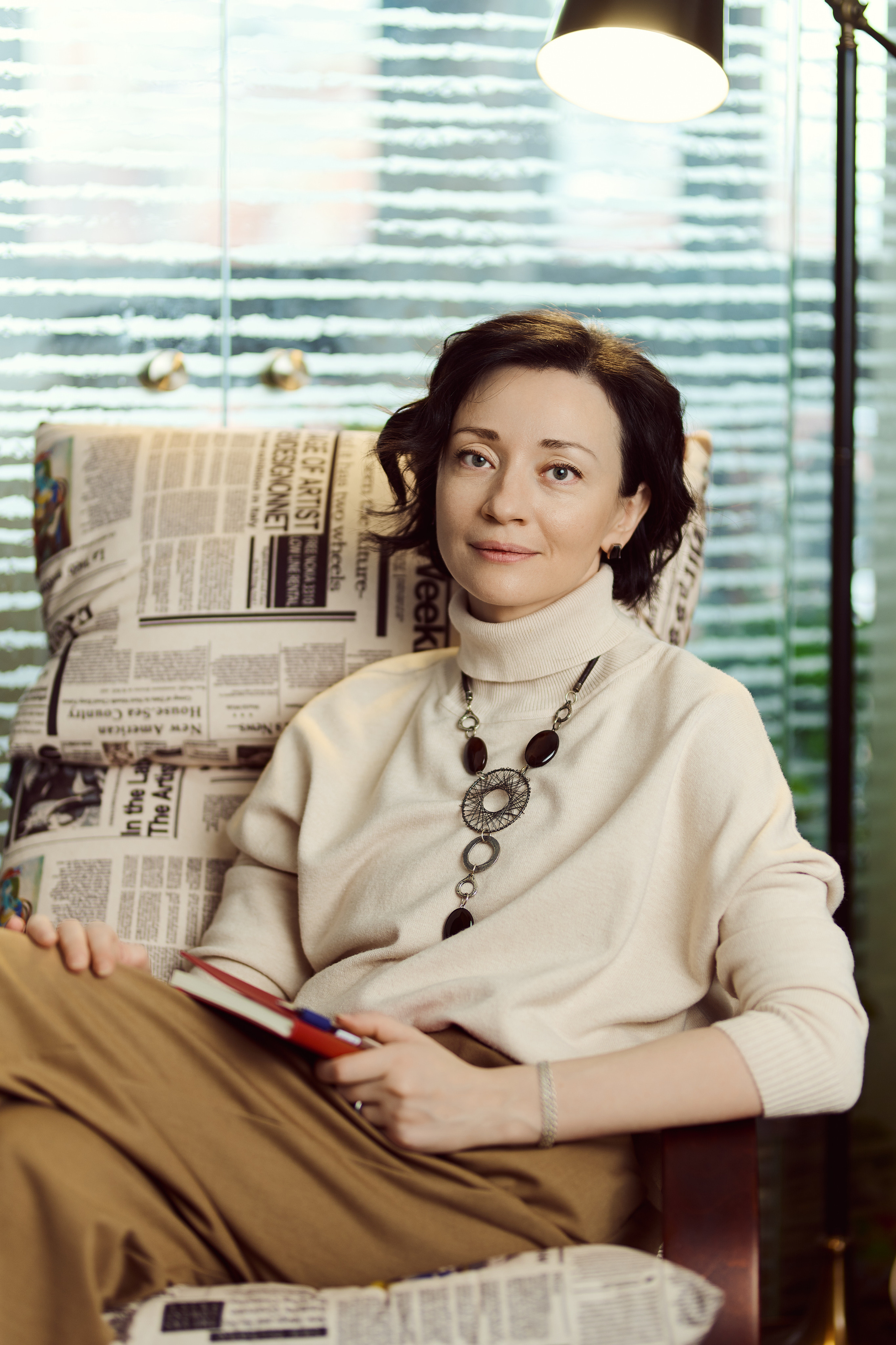 Деловой портрет в домашней обстановке. Флористическая, интерьерная и портретная съемка в Москве и Европе