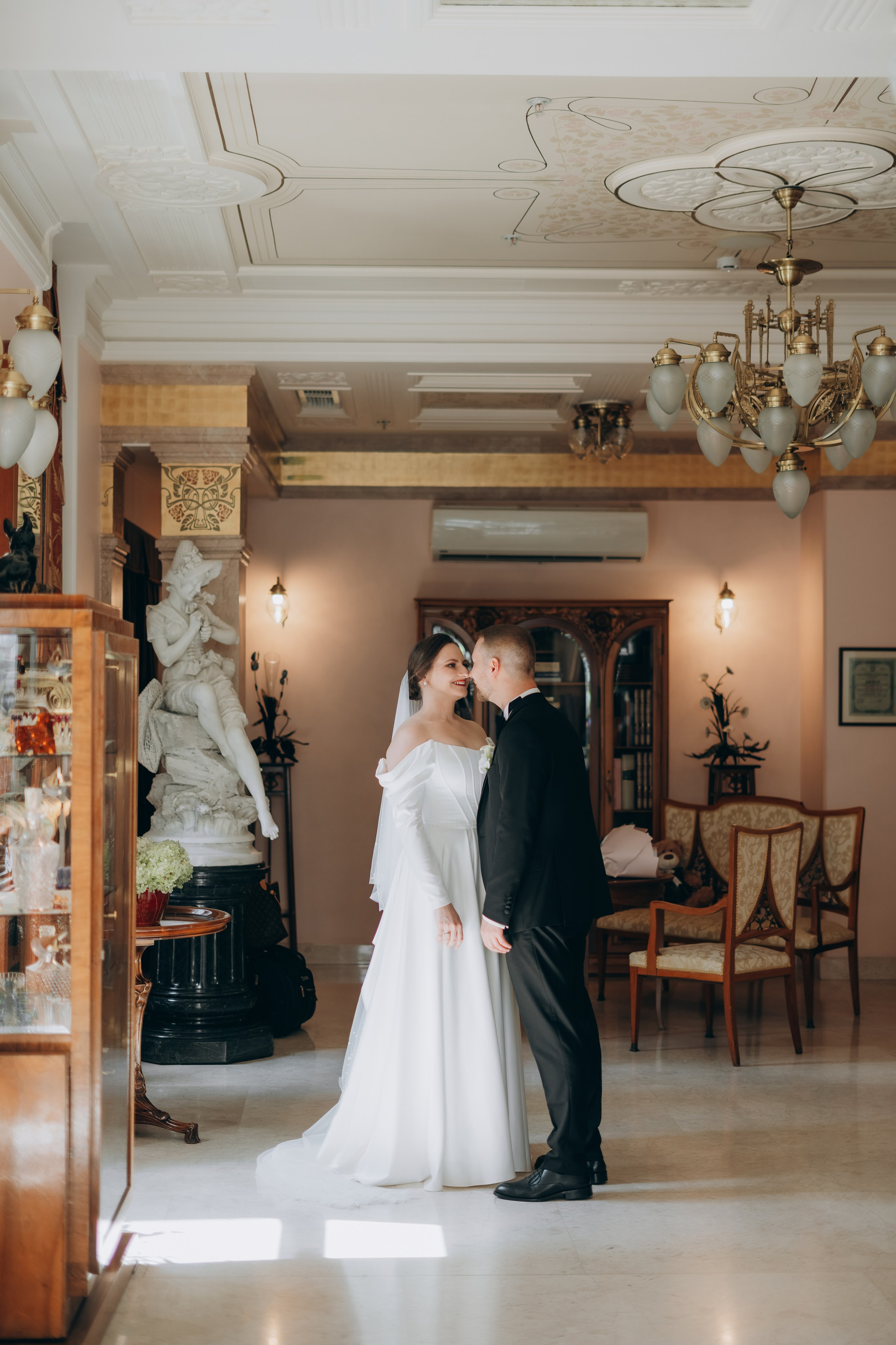 Свадебная фотосессия в Москве / Библиотека-читальня им. А. С. Пушкина. Фотограф Москва Виктория-Антуанетта