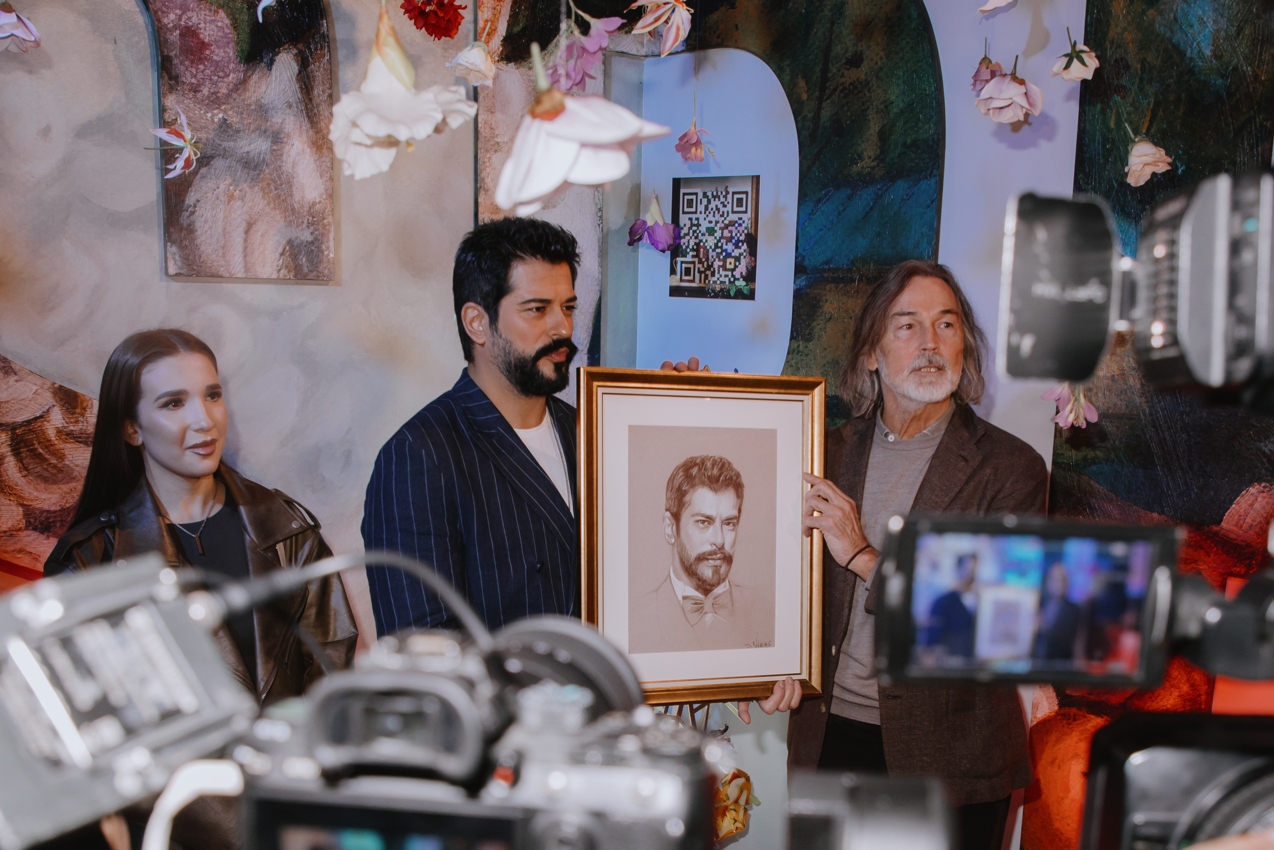 Бурак Озчивит посетил выставку Никаса Сафронова. Фотограф в Москве и Санкт-Петербурге Дарина