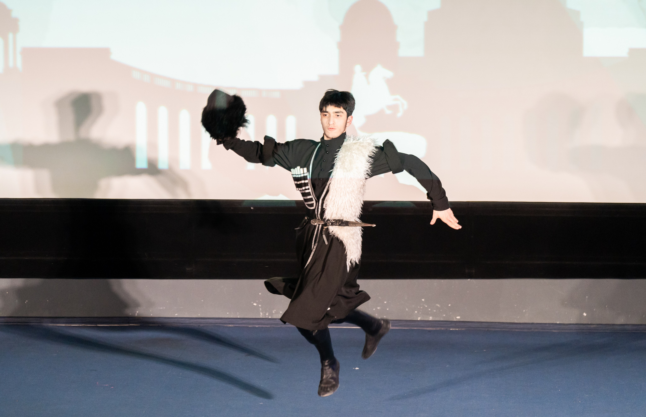 Энергичный мужской народный танец с папахой в руках. XII Международный фестиваль «Сохраняем традиции», Санкт-Петербург, 2026. Фото: Мальцев Евгений.