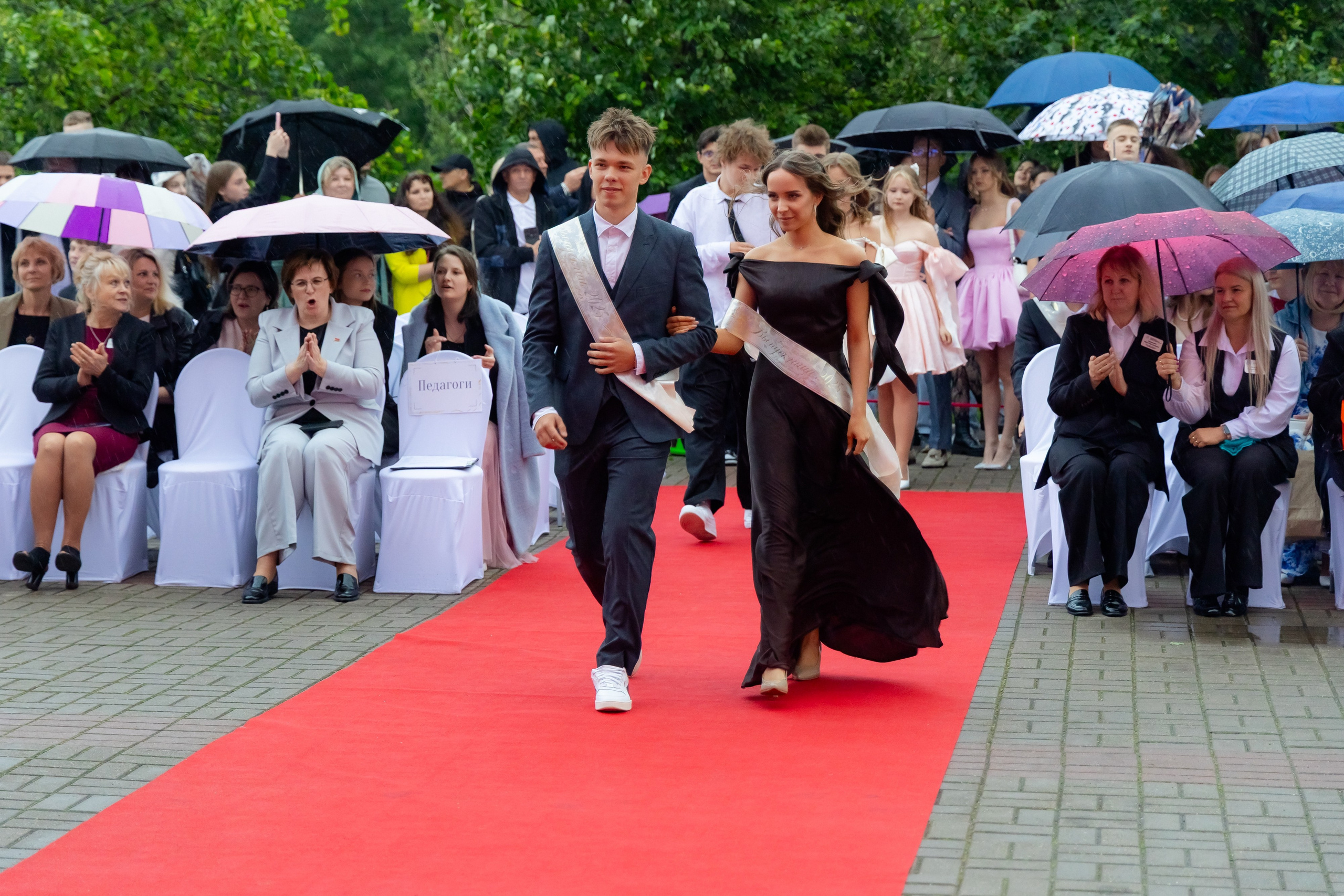 Школьный выпускной 2025 год в Минске, Беларуси. Свадебный фотограф в Минске/Беларуси Сергей Спиридонов