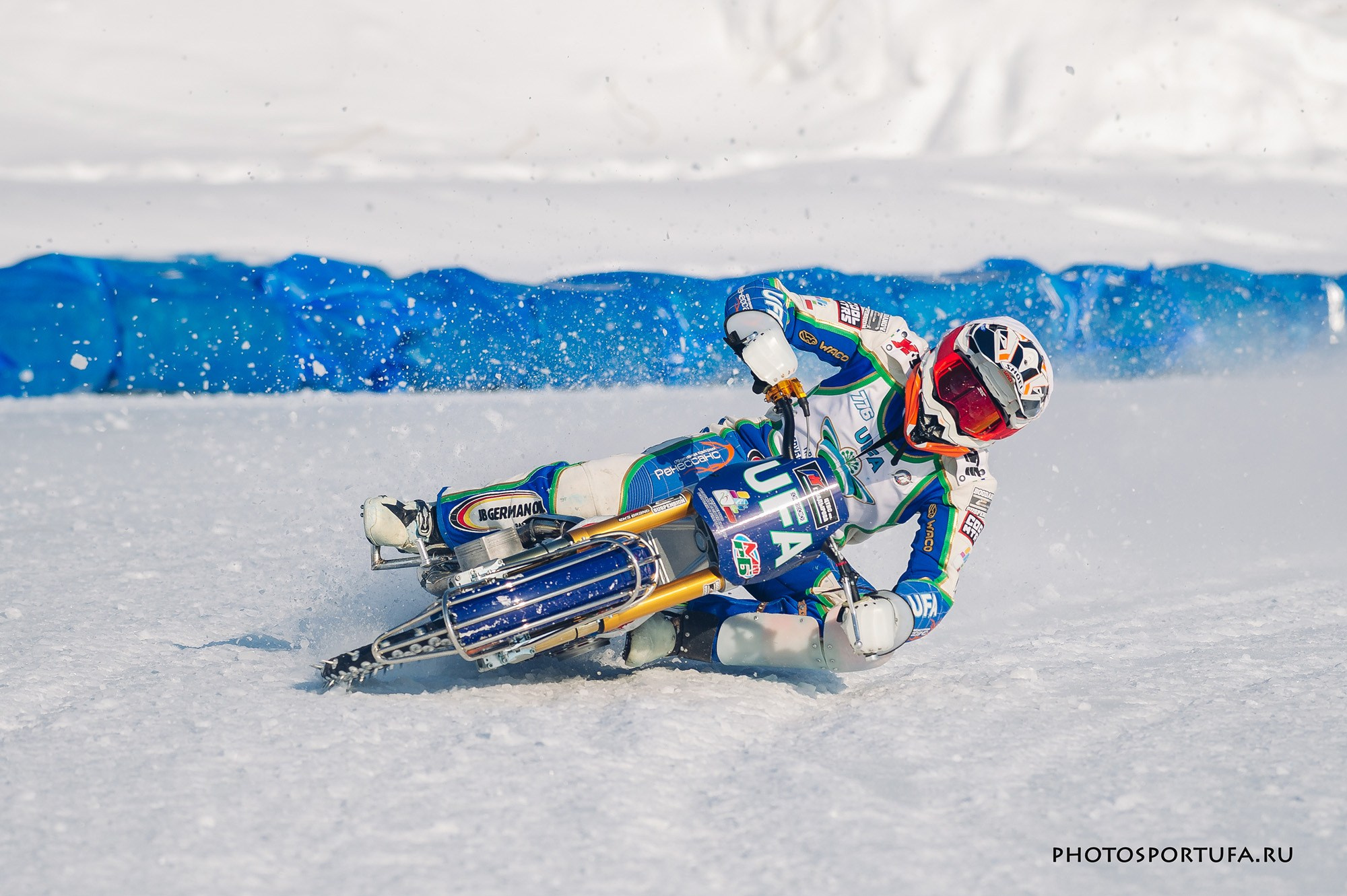 Мотогонку на льду. Спортивный фотограф в Уфе Евгений Буров