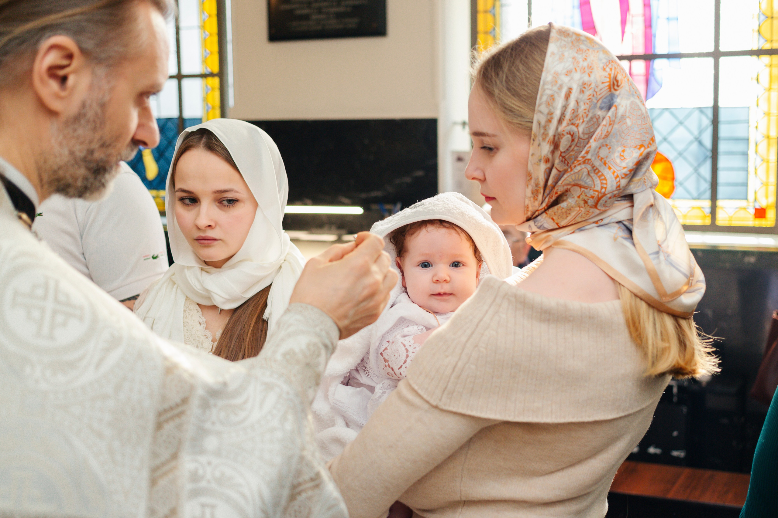 Сравнение критериев: в каком храме лучше крестить ребенка — атмосфера, расположение, правила, Современная крестильная купель для полного погружения. На что обратить внимание при выборе храма, Вместительный и светлый зал храма — ключевой фактор при выборе места для крещения с большим числом гостей, купель в храме Невского района Санкт-Петербурга
