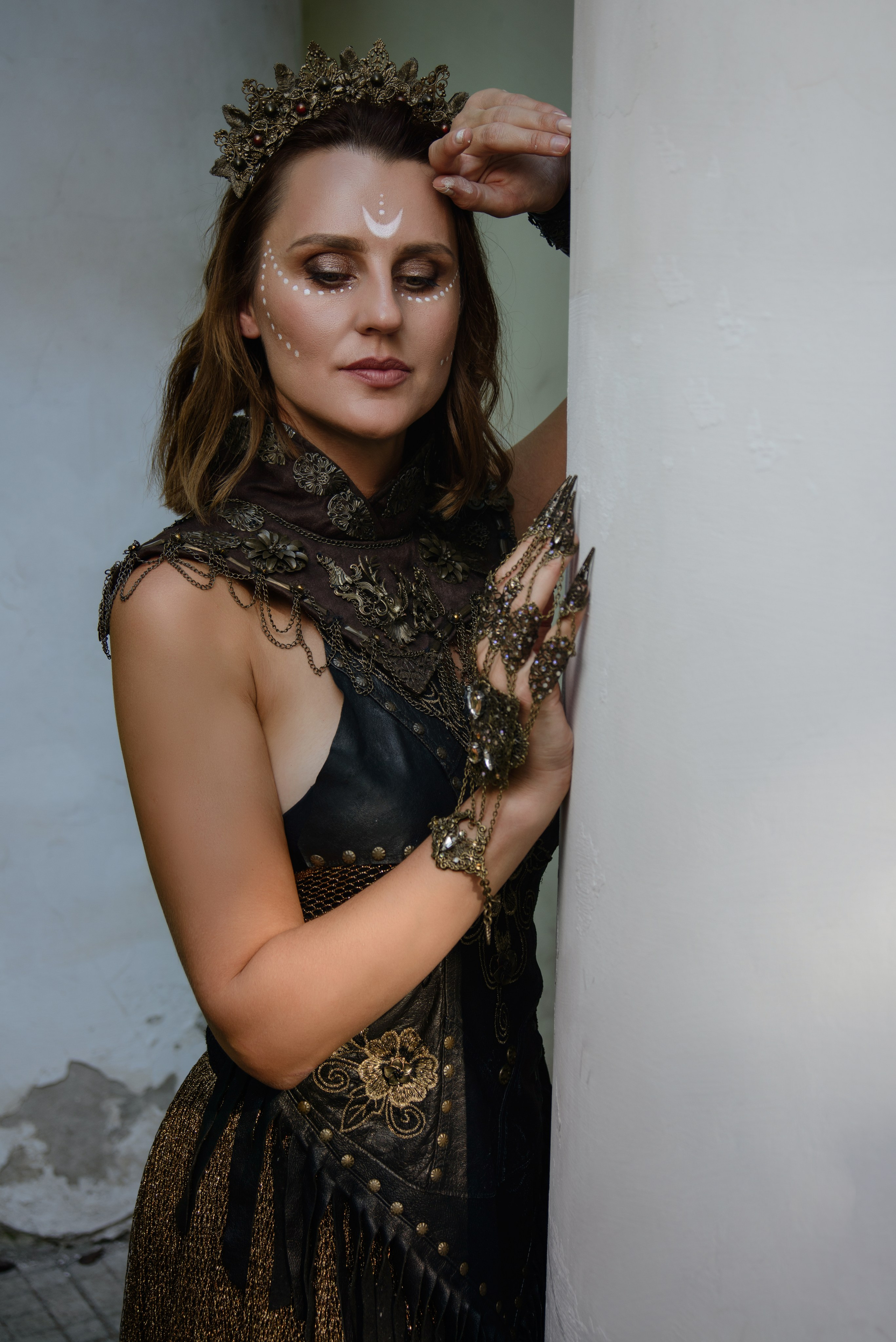 Профессиональный фотограф проводит тематические фотосессии в Москве и Подмосковье. На фото портрет девушки в черном с золотым костюме амазонки