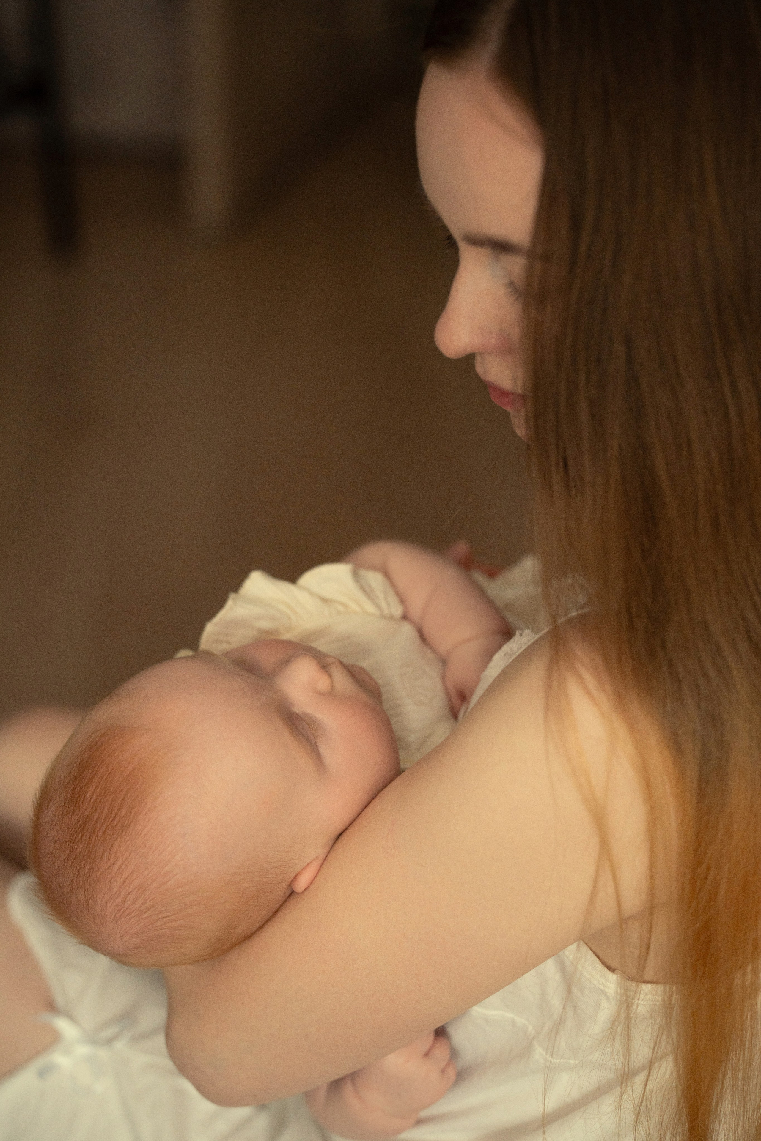 Спящий ребенок на руках матери.