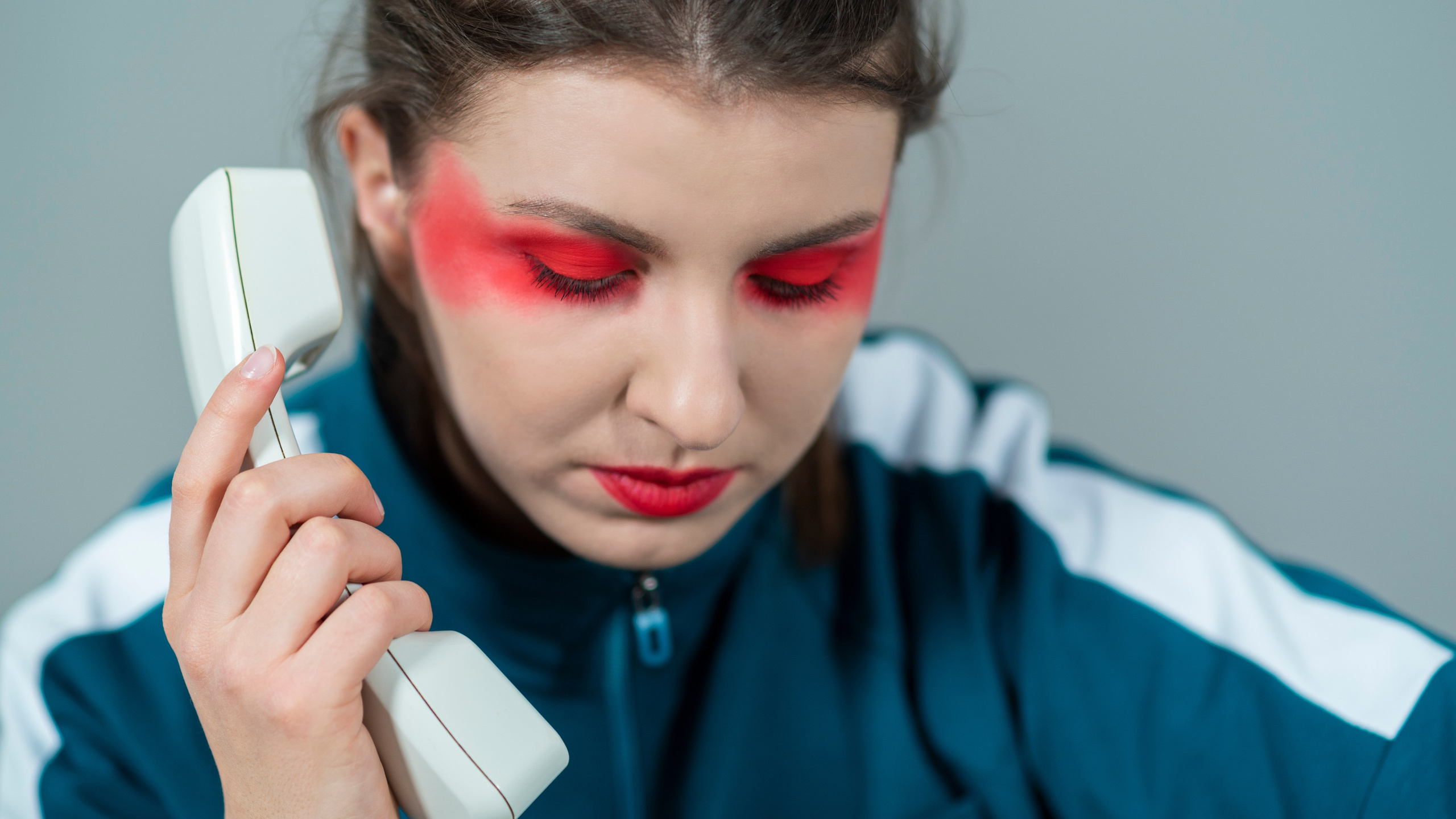 Фотопроект самоизоляция, сомнамбула, сновидческие видения, философия, одиночество, арт-фотография. девушка с красным макияжем и телефонной трубкой