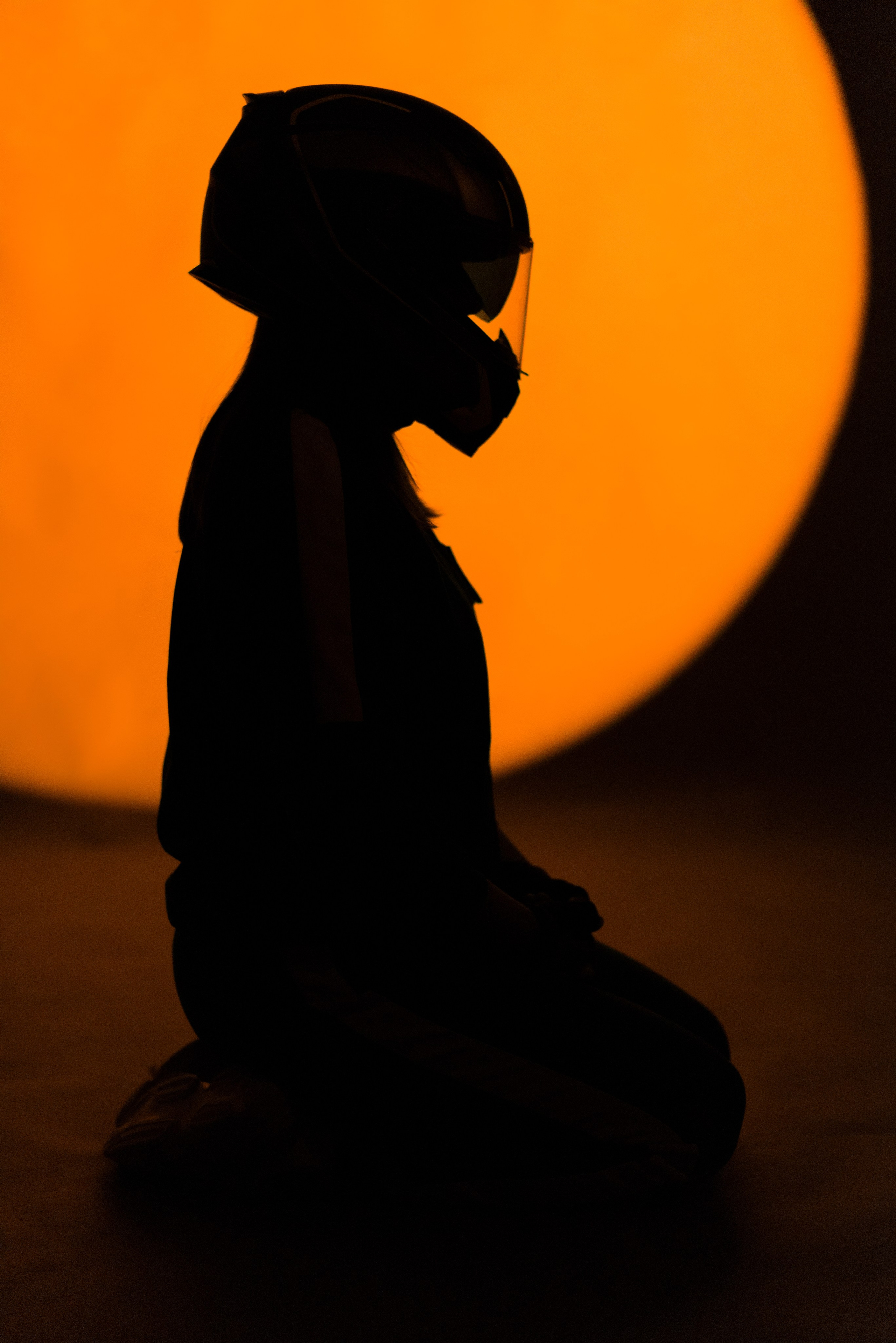 Фотопроект самоизоляция, сомнамбула, сновидческие видения, философия, одиночество, арт-фотография. девушка в шлеме с битой orange