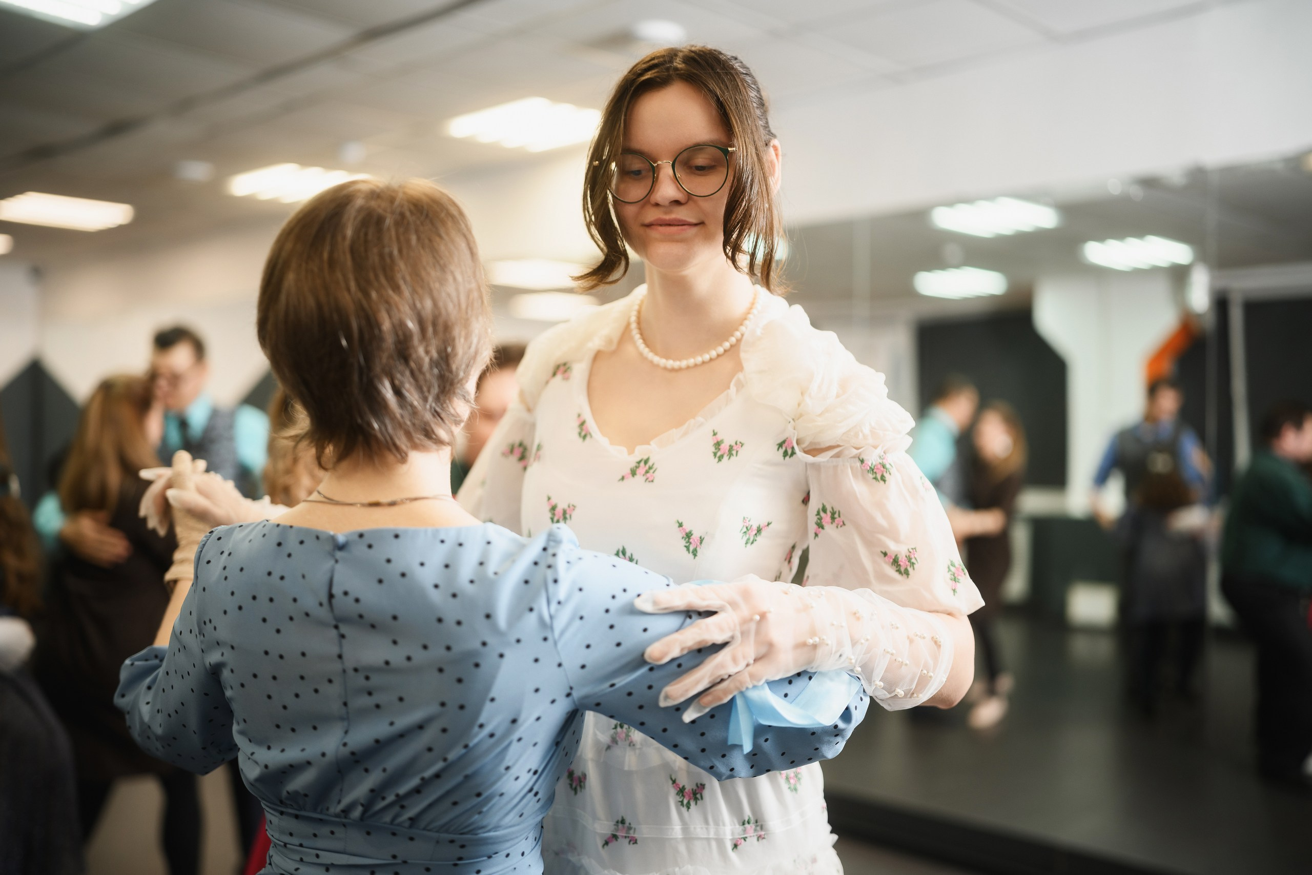Фольклорные танцы на занятии в танцевальной студии — обучение движениям, фотограф