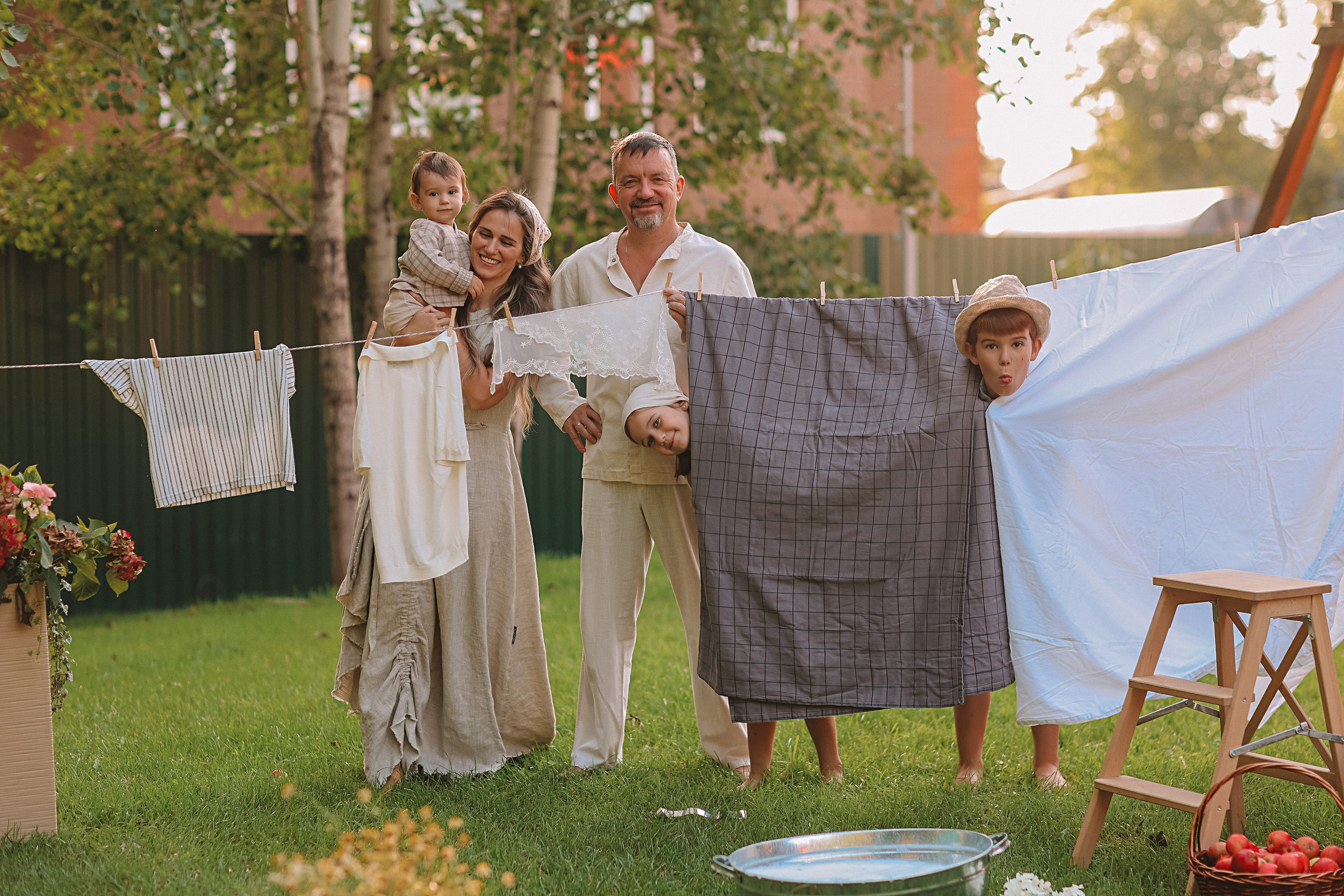 Стирка у дома. Семейный фотограф Тюмень, фотограф на роды Салмина Мария