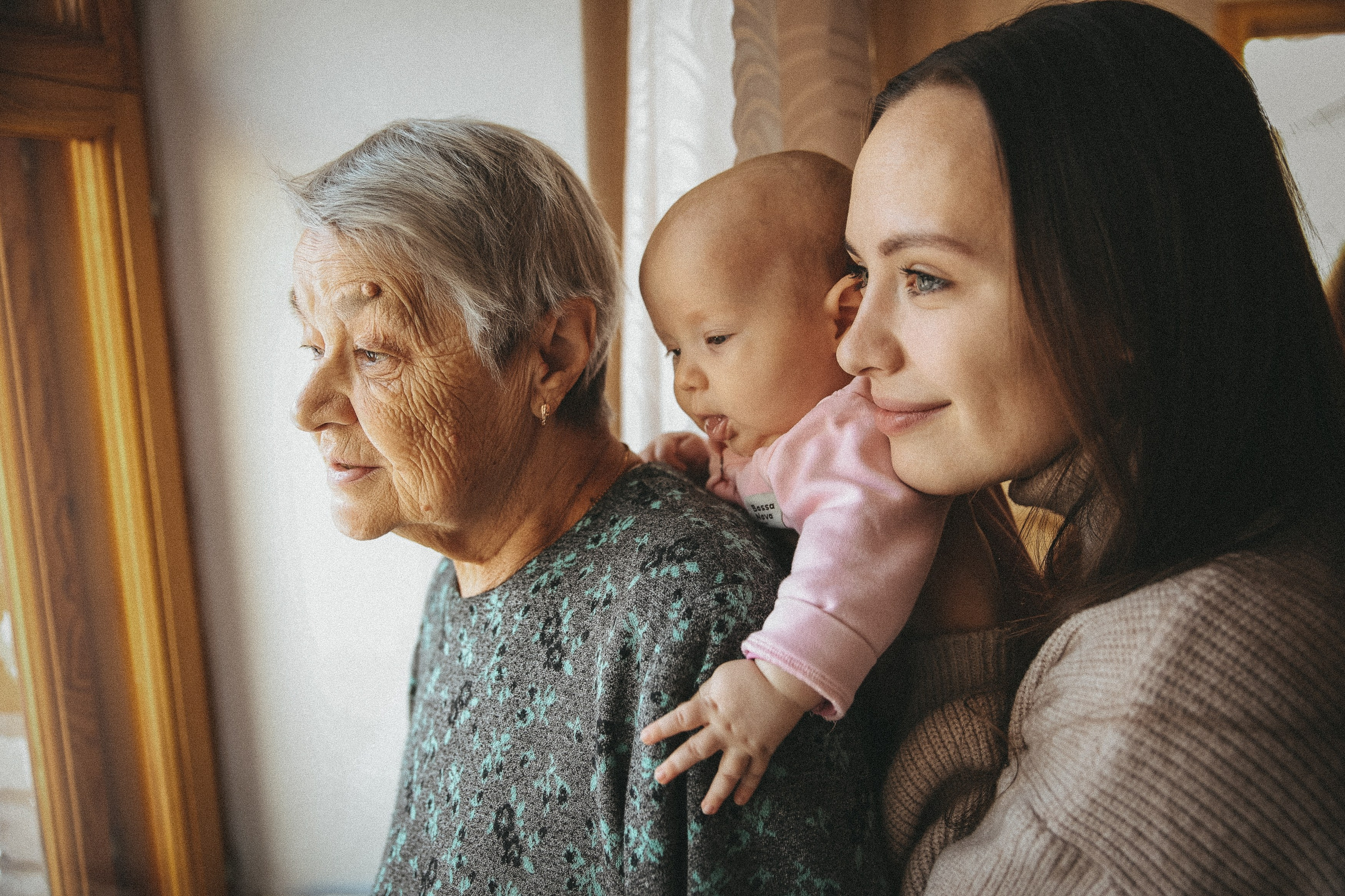 Семейная фотосессия домашняя фотосессия бабушка в гостях у бабушки. Фотограф Владимир Москва