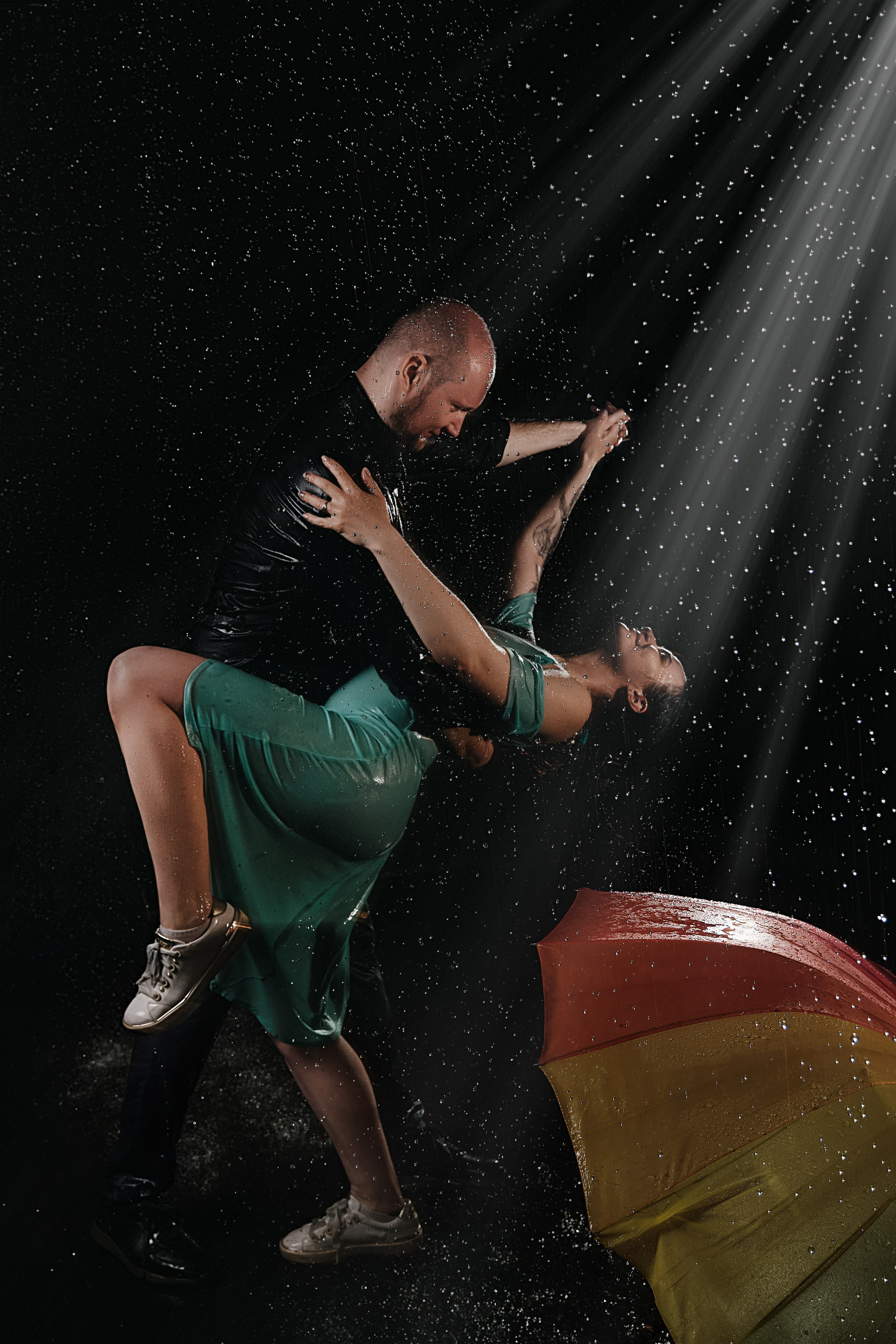 love story в студии с дождём и контровым светом