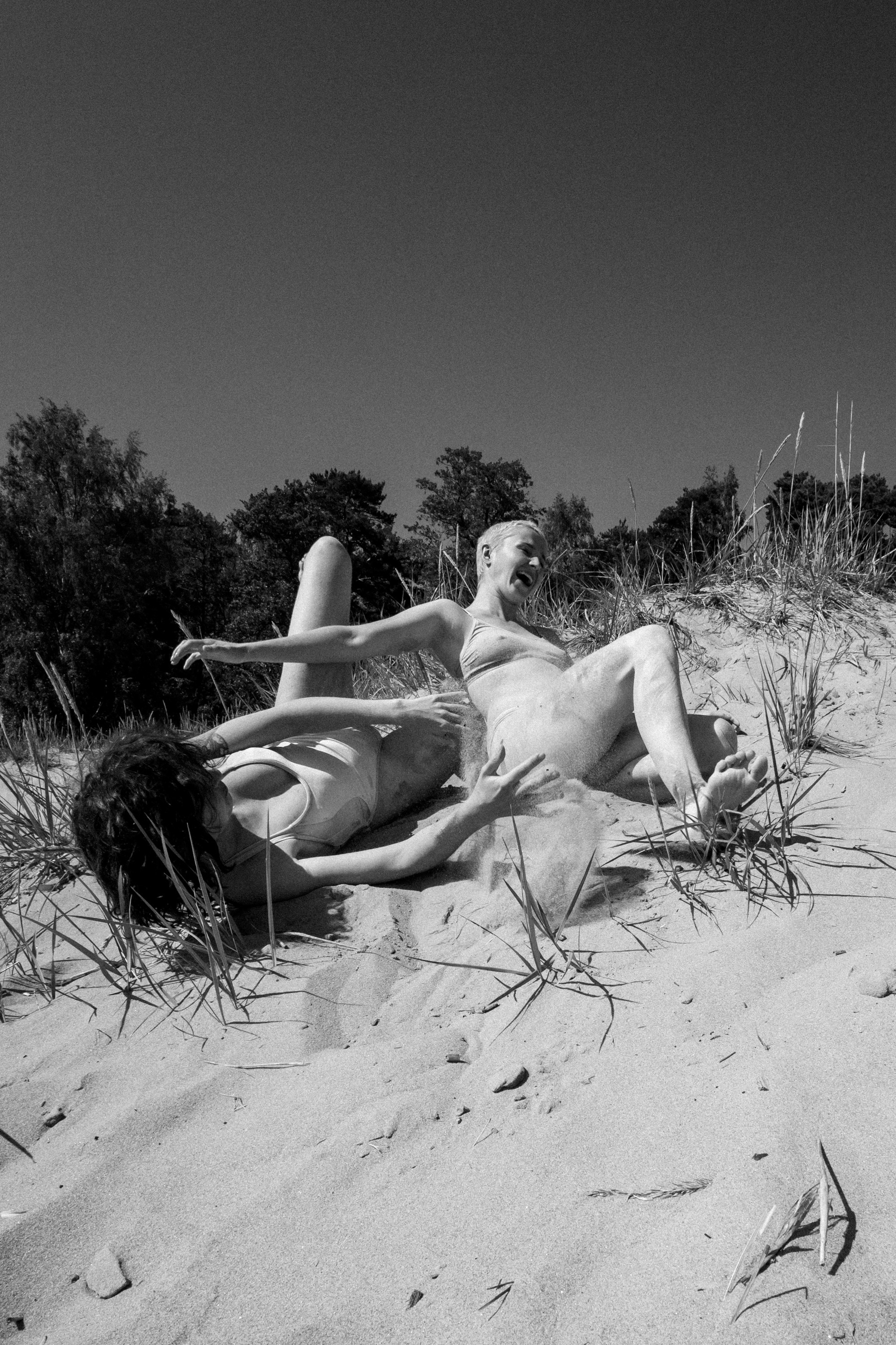 Чистое движение. Тёплый песок. Смех без повествования. Состояние бытия, существующее лишь мгновение, прежде чем разум возвращается.