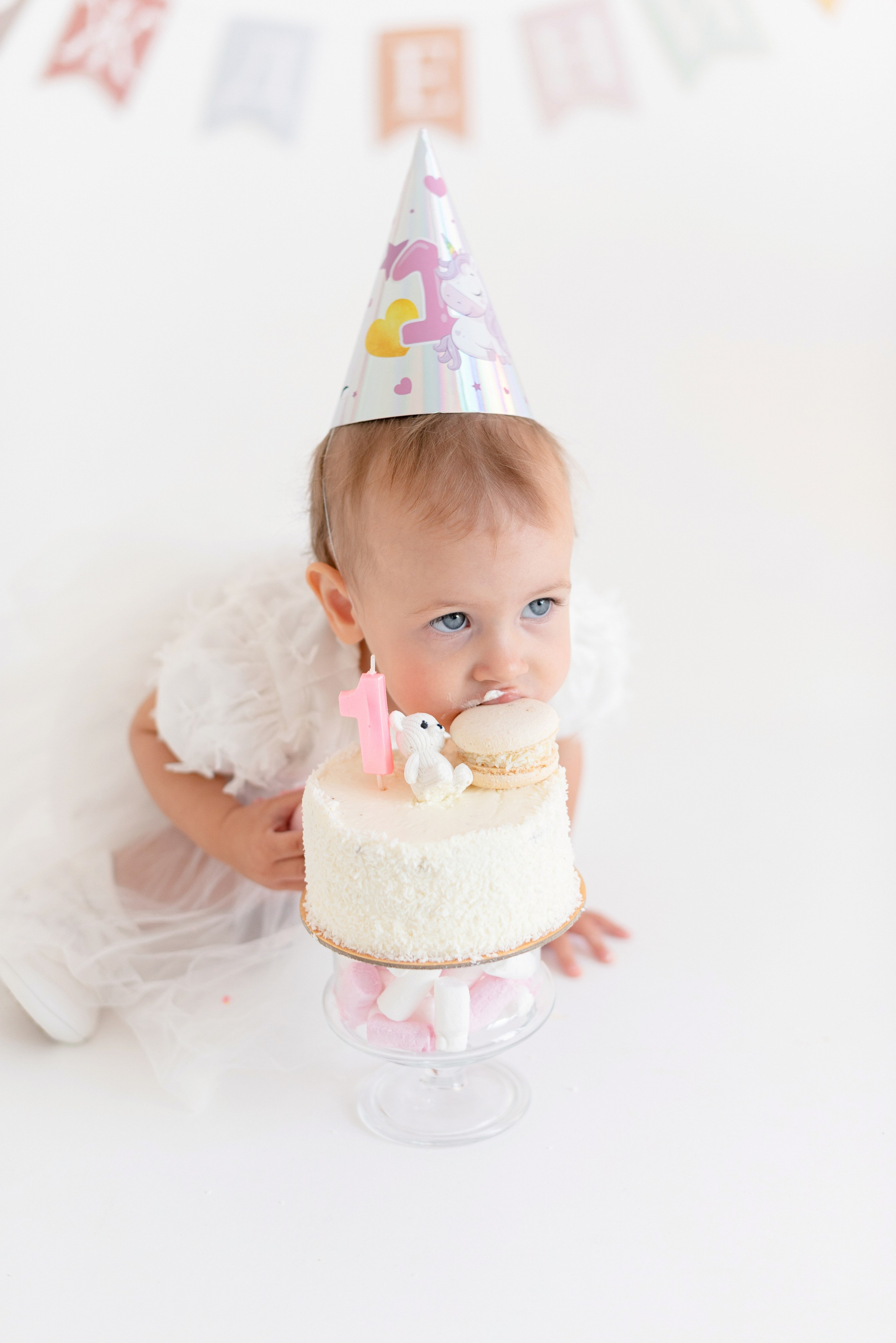 Фотосессия дня рождения малыша в студии, торт, воздушные шары, мыльные пузыри, профессиональный фотограф в Сургуте и Нефтеюганске.