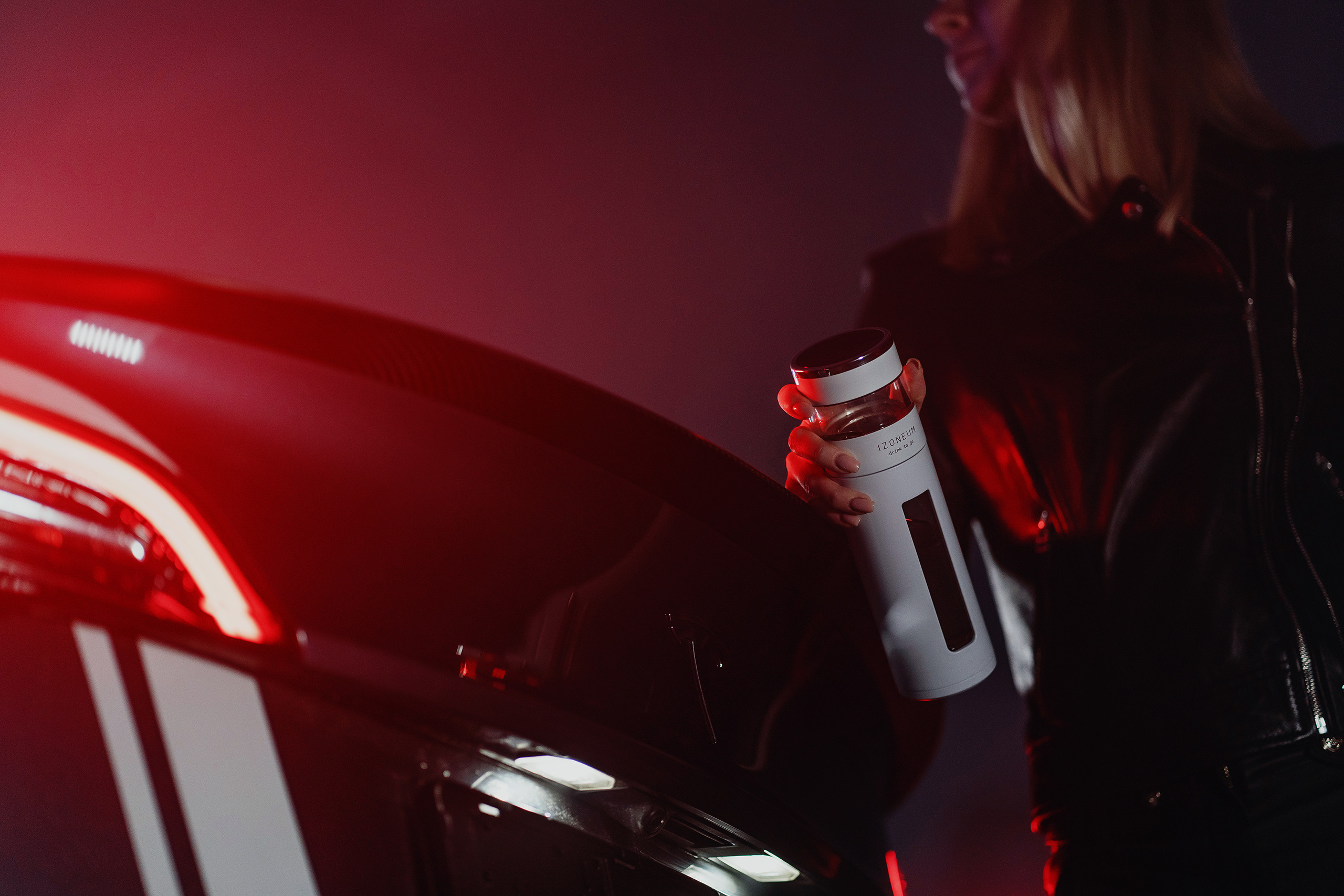 Девушка с бутылкой воды на фоне автомобиля tesla фотосессия