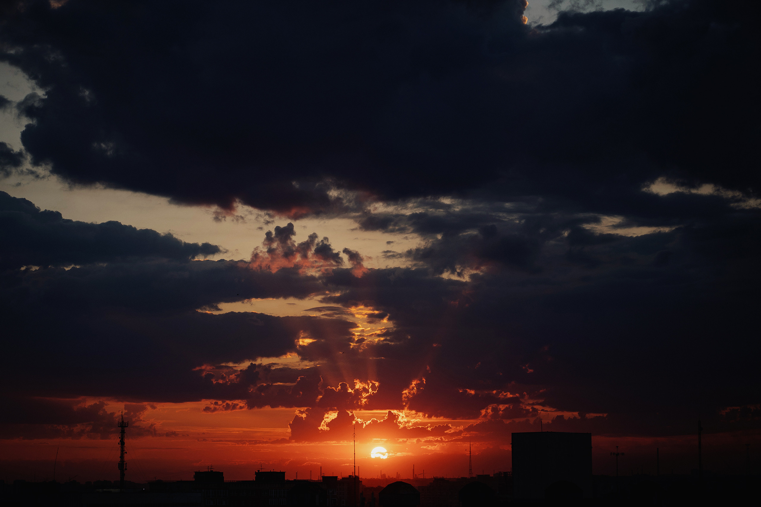 Невероятный закат над городом