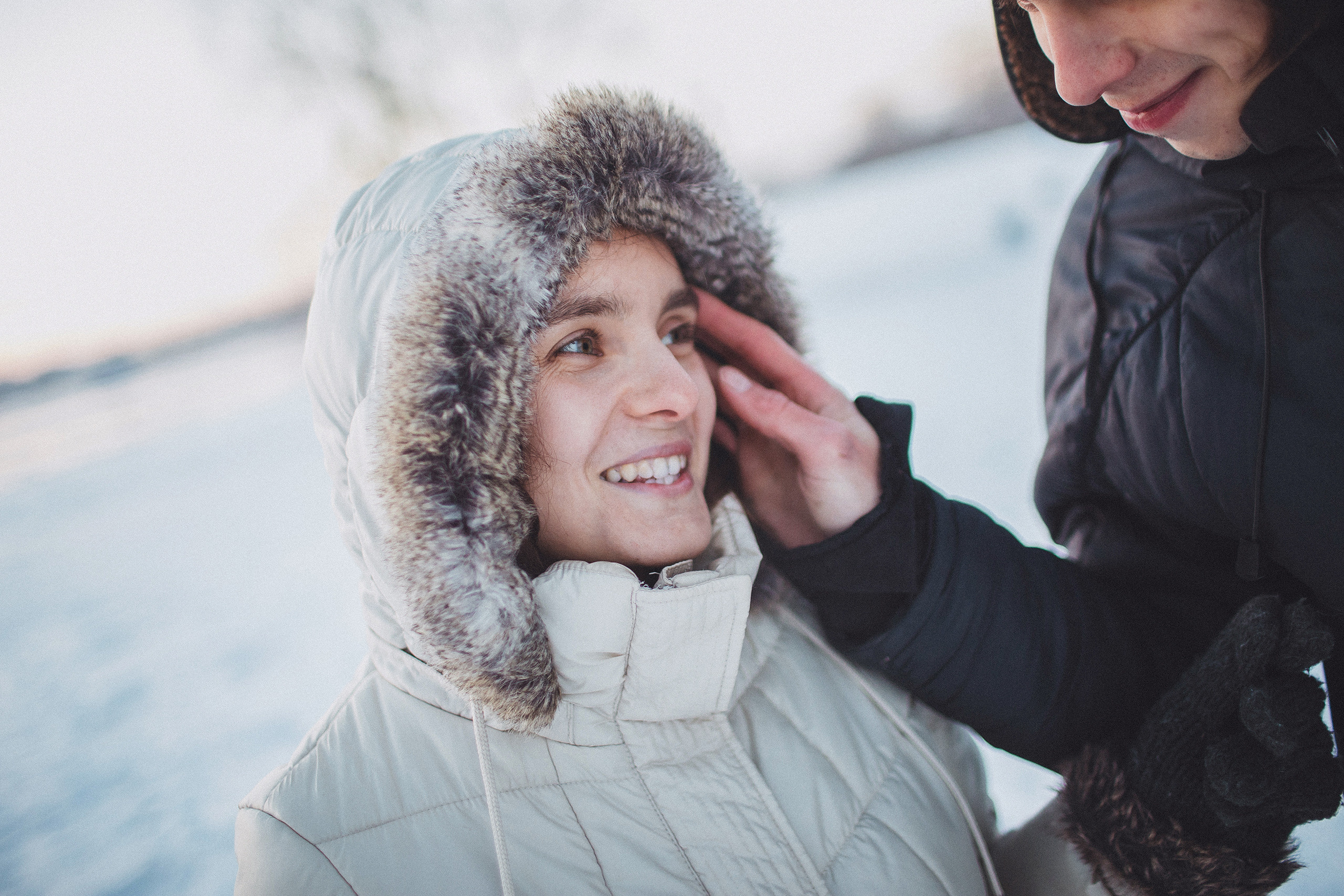 Муж нежно поправляет волосы жене