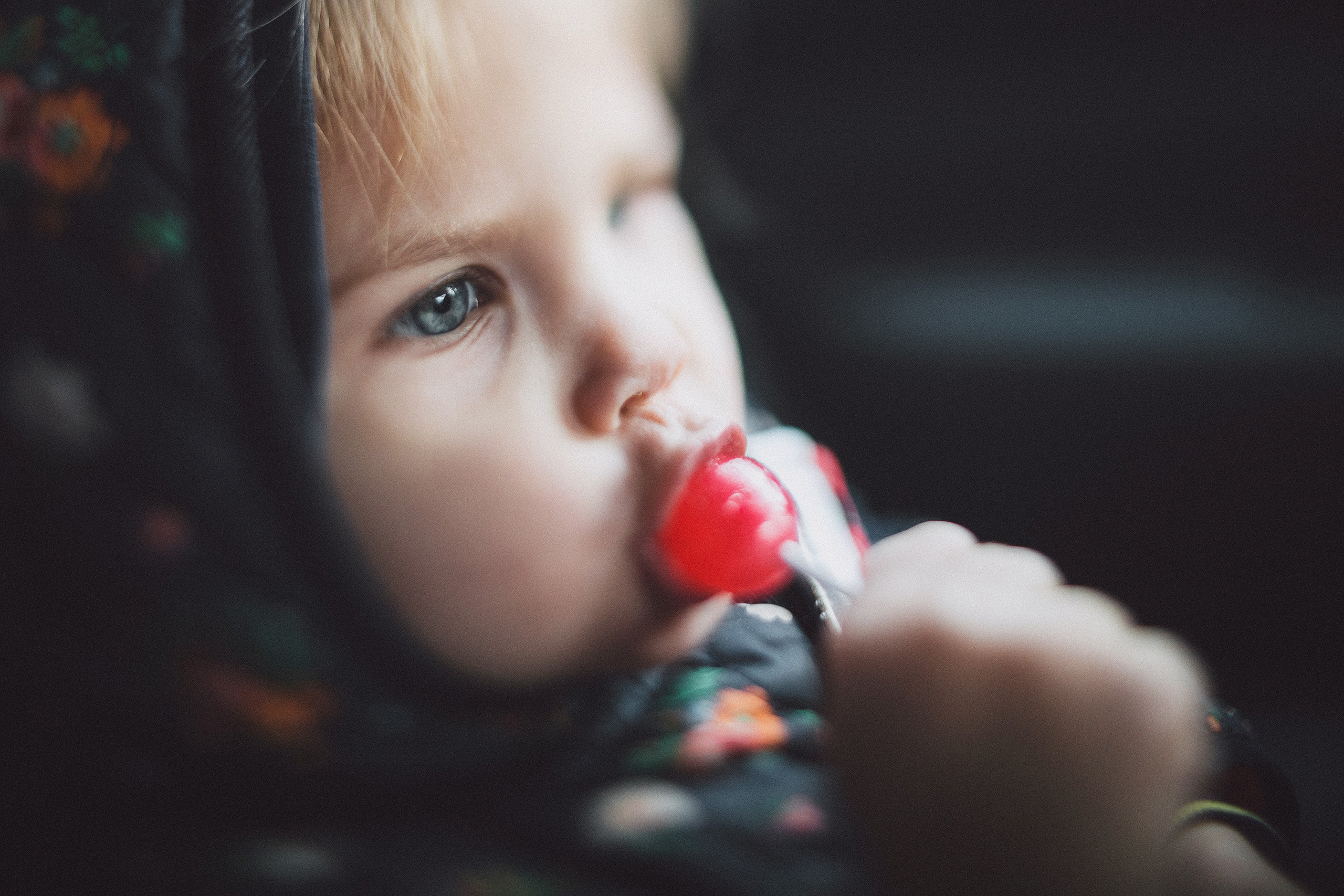 Ребёнок в машине с леденцом