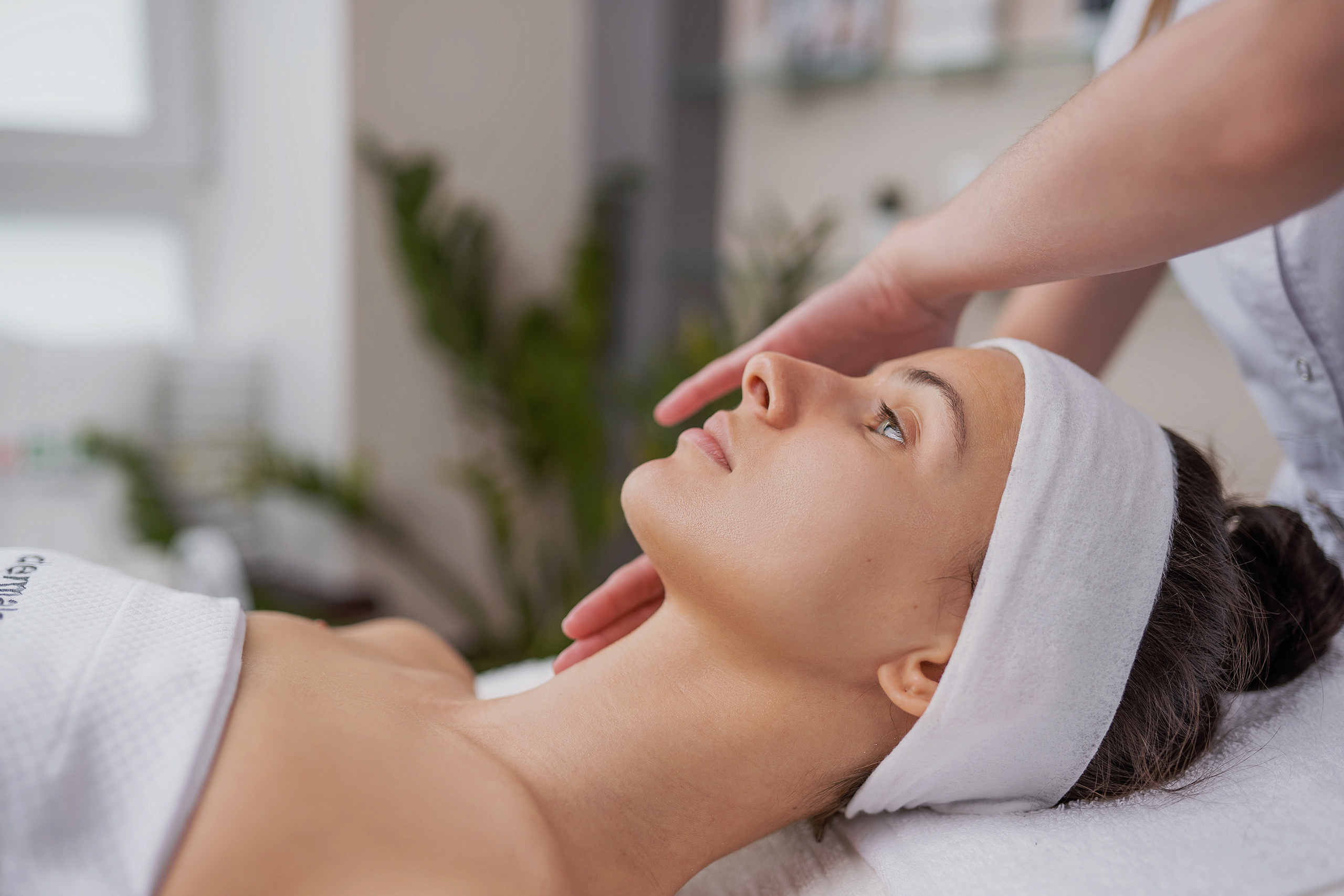 Массаж лица в кабинете косметолога фотосъёмка